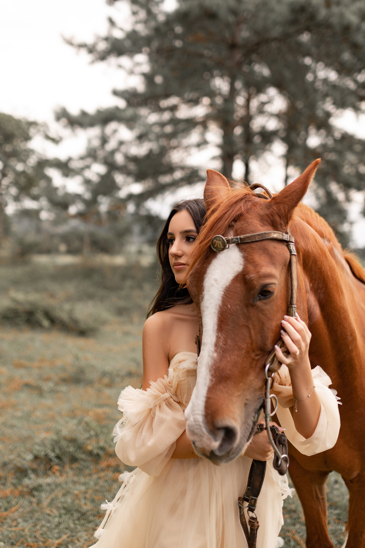 book dos quize anos em torres com o fotógrafa Adrielle Peres especializada em fotos de quinze anos - foto - ensaio - estudio - flores- frutas - surf - praia da guarita.- torres rs fundo branco - estudio