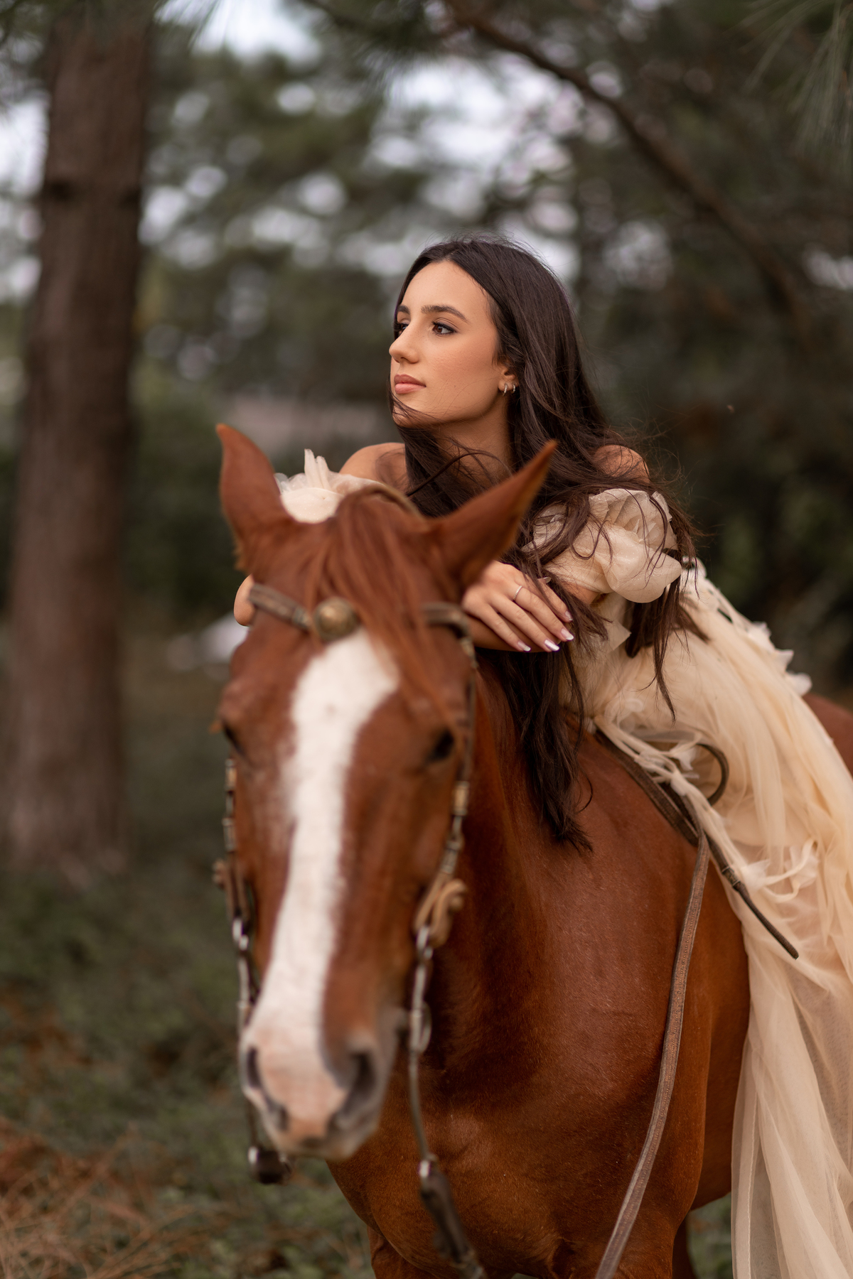 book dos quize anos em torres com o fotógrafa Adrielle Peres especializada em fotos de quinze anos - foto - ensaio - estudio - flores- frutas - surf - praia da guarita.- torres rs fundo branco - estudio