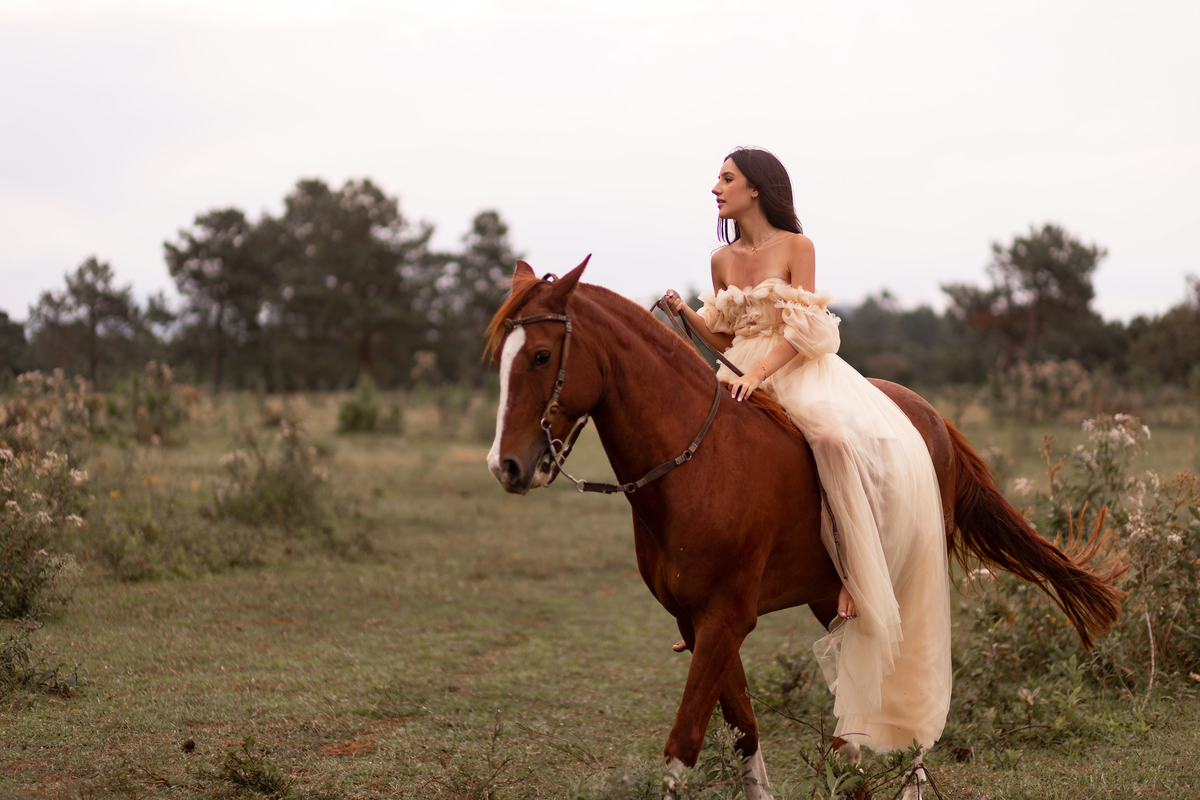 book dos quize anos em torres com o fotógrafa Adrielle Peres especializada em fotos de quinze anos - foto - ensaio - estudio - flores- frutas - surf - praia da guarita.- torres rs fundo branco - estudio