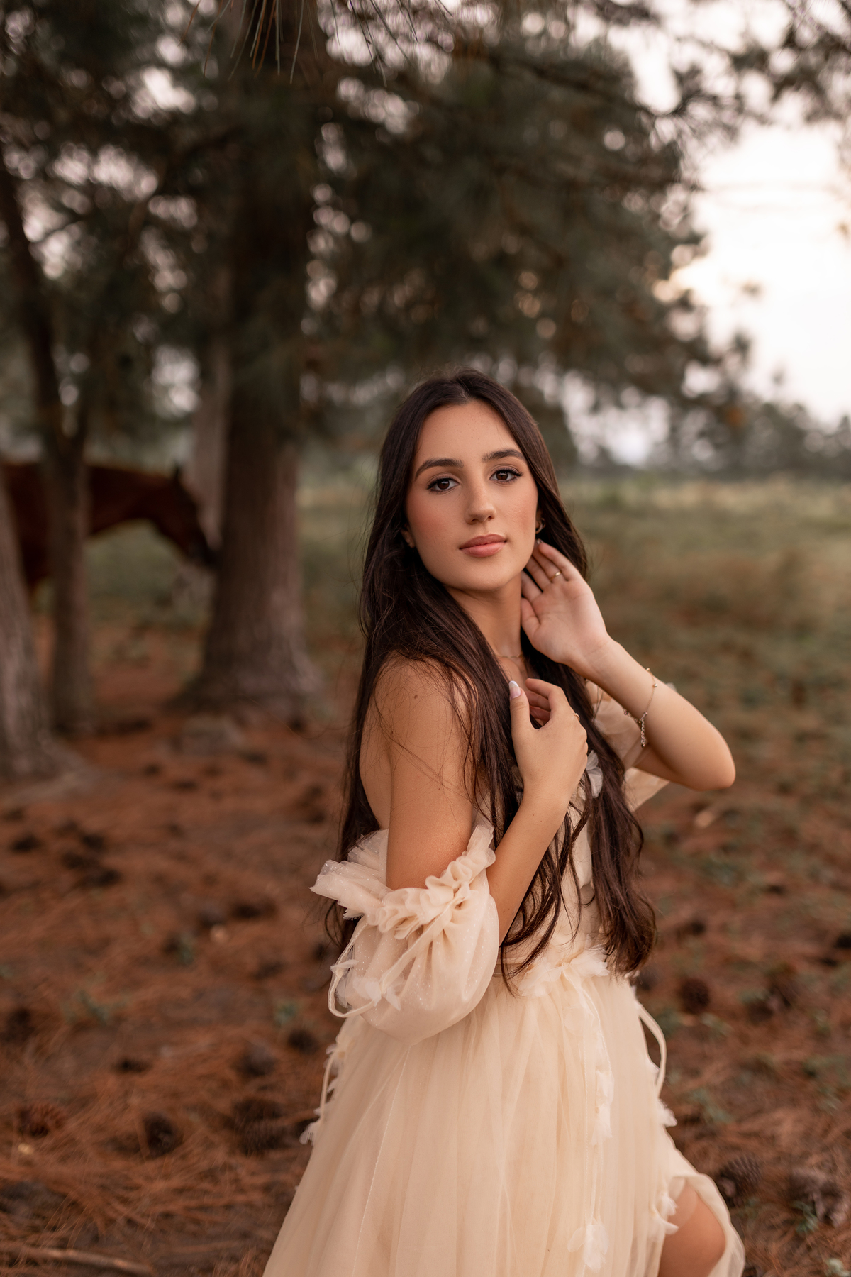 book dos quize anos em torres com o fotógrafa Adrielle Peres especializada em fotos de quinze anos - foto - ensaio - estudio - flores- frutas - surf - praia da guarita.- torres rs fundo branco - estudio
