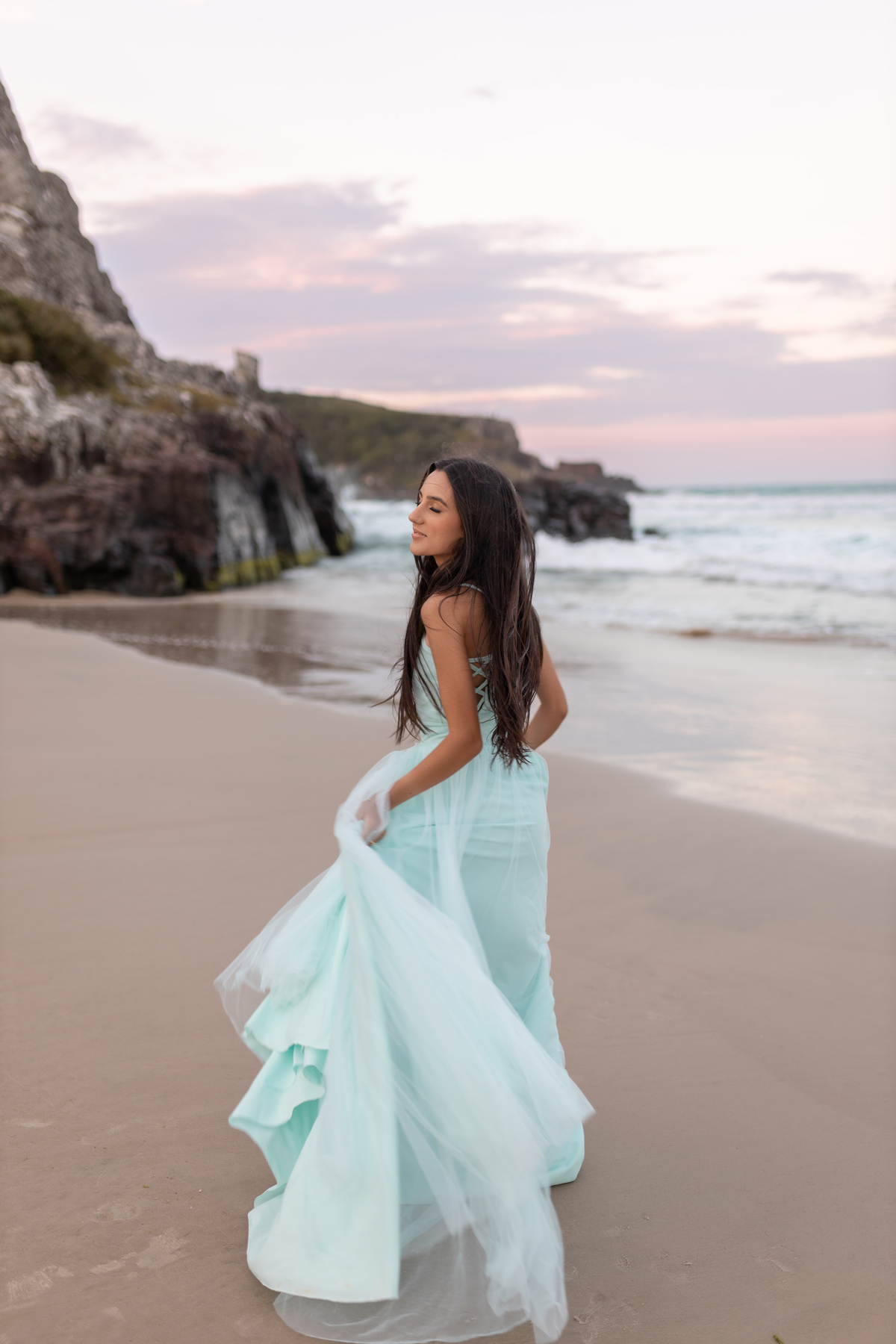book dos quize anos em torres com o fotógrafa Adrielle Peres especializada em fotos de quinze anos - foto - ensaio - estudio - flores- frutas - surf - praia da guarita.- torres rs fundo branco - estudio