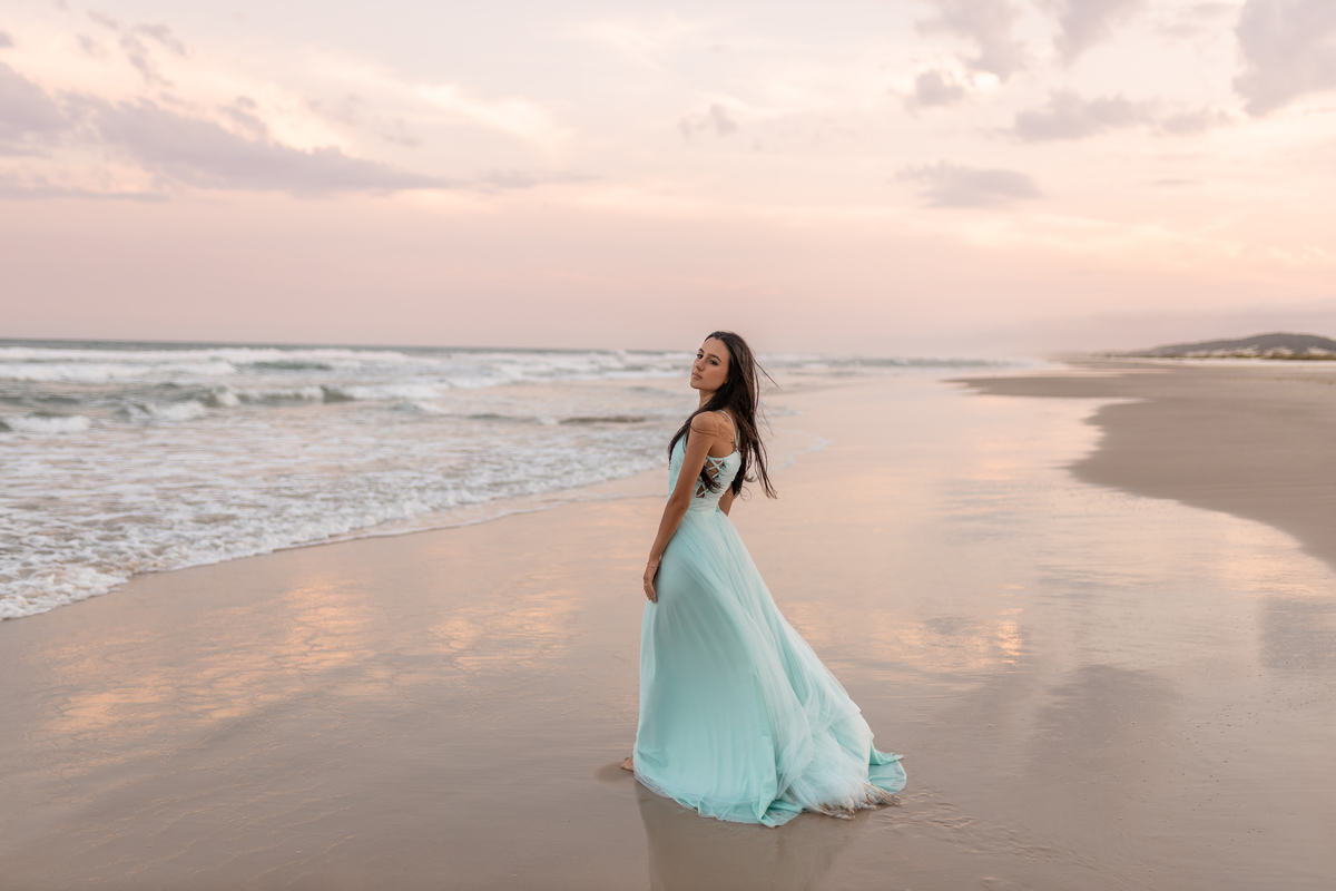 book dos quize anos em torres com o fotógrafa Adrielle Peres especializada em fotos de quinze anos - foto - ensaio - estudio - flores- frutas - surf - praia da guarita.- torres rs fundo branco - estudio