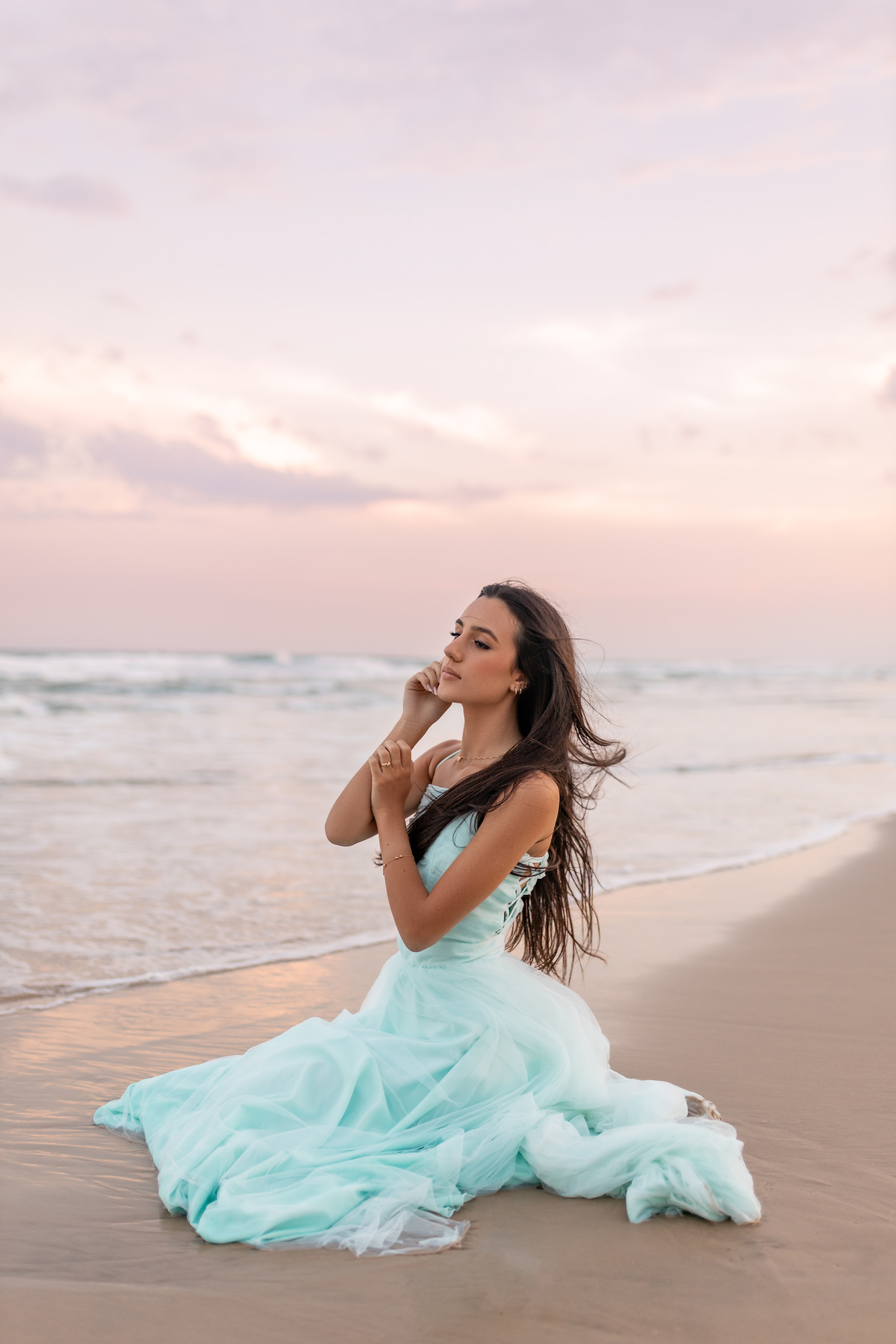 v\book dos quize anos em torres com o fotógrafa Adrielle Peres especializada em fotos de quinze anos - foto - ensaio - estudio - flores- frutas - surf - praia da guarita.- torres rs fundo branco - estudio