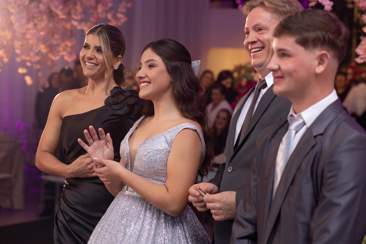 Festa de quinze anos em Torres
Fotografia: Adrielle Peres

Filme: Fred Filmes

Decoração: Só Brilho

Cerimonial: Celebrai 

Som/Luz: Impacto Som

Local: Apae Torres

Doces: Marta Mello/Cacau Show

Beleza: Morgana Magnus

Vestido: Noivas e Casais:
