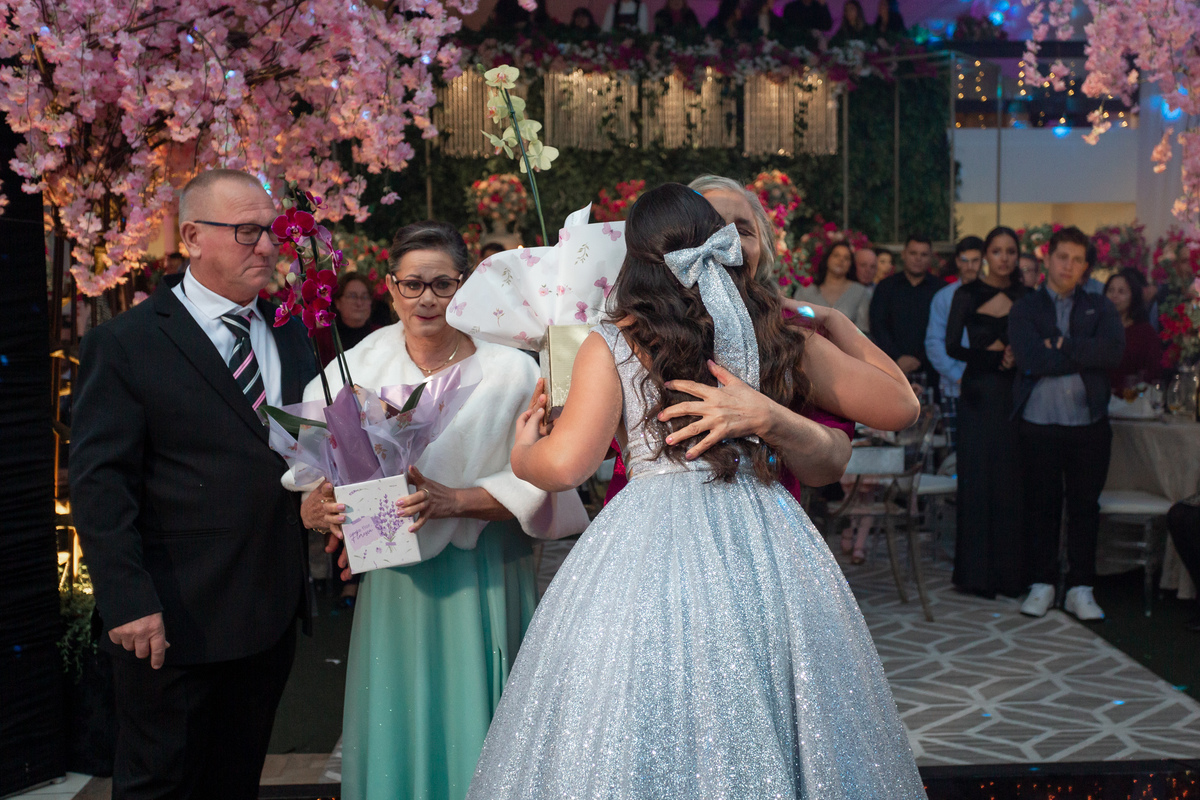 Festa de quinze anos em Torres
Fotografia: Adrielle Peres

Filme: Fred Filmes

Decoração: Só Brilho

Cerimonial: Celebrai 

Som/Luz: Impacto Som

Local: Apae Torres

Doces: Marta Mello/Cacau Show

Beleza: Morgana Magnus

Vestido: Noivas e Casais:
