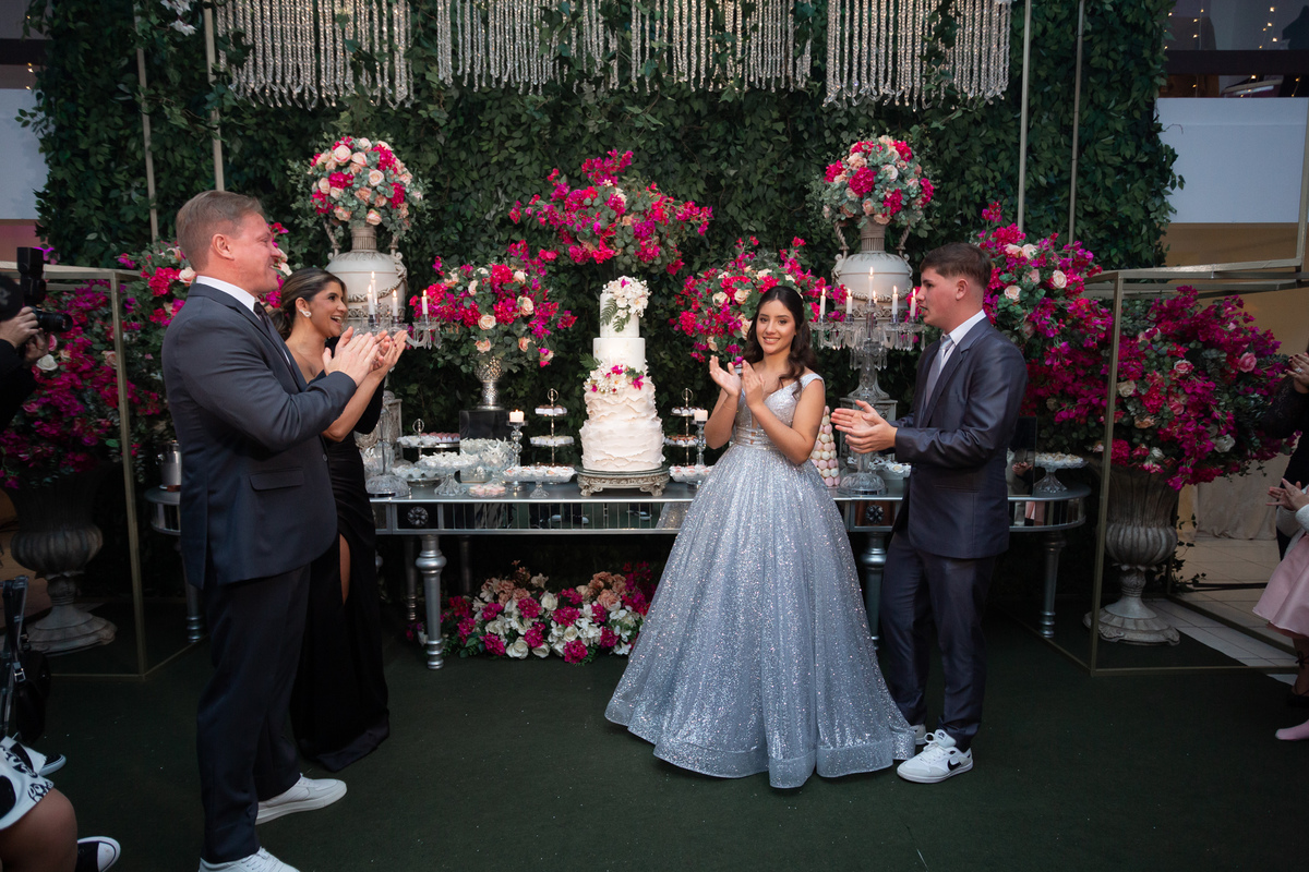 Festa de quinze anos em Torres
Fotografia: Adrielle Peres

Filme: Fred Filmes

Decoração: Só Brilho

Cerimonial: Celebrai 

Som/Luz: Impacto Som

Local: Apae Torres

Doces: Marta Mello/Cacau Show

Beleza: Morgana Magnus

Vestido: Noivas e Casais:
