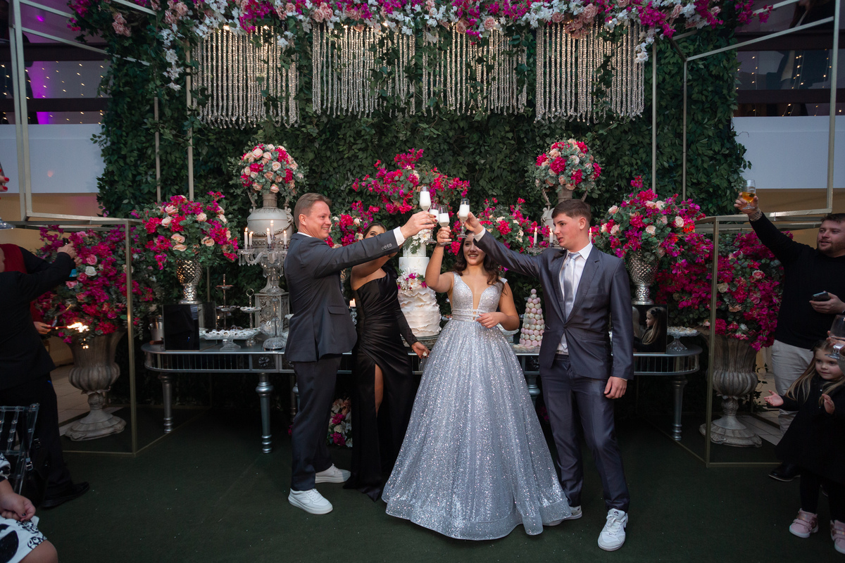 Festa de quinze anos em Torres
Fotografia: Adrielle Peres

Filme: Fred Filmes

Decoração: Só Brilho

Cerimonial: Celebrai 

Som/Luz: Impacto Som

Local: Apae Torres

Doces: Marta Mello/Cacau Show

Beleza: Morgana Magnus

Vestido: Noivas e Casais:
