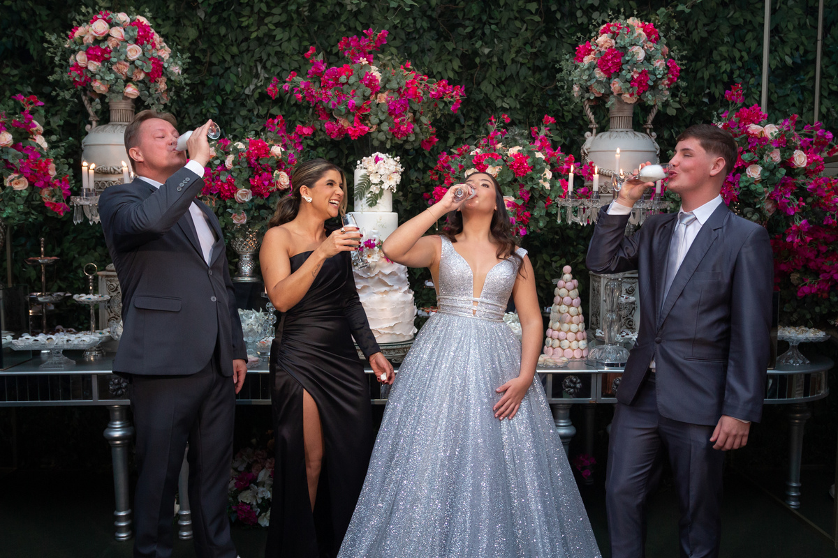 Festa de quinze anos em Torres
Fotografia: Adrielle Peres

Filme: Fred Filmes

Decoração: Só Brilho

Cerimonial: Celebrai 

Som/Luz: Impacto Som

Local: Apae Torres

Doces: Marta Mello/Cacau Show

Beleza: Morgana Magnus

Vestido: Noivas e Casais:
