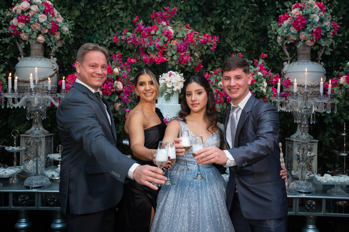 Festa de quinze anos em Torres
Fotografia: Adrielle Peres

Filme: Fred Filmes

Decoração: Só Brilho

Cerimonial: Celebrai 

Som/Luz: Impacto Som

Local: Apae Torres

Doces: Marta Mello/Cacau Show

Beleza: Morgana Magnus

Vestido: Noivas e Casais:
