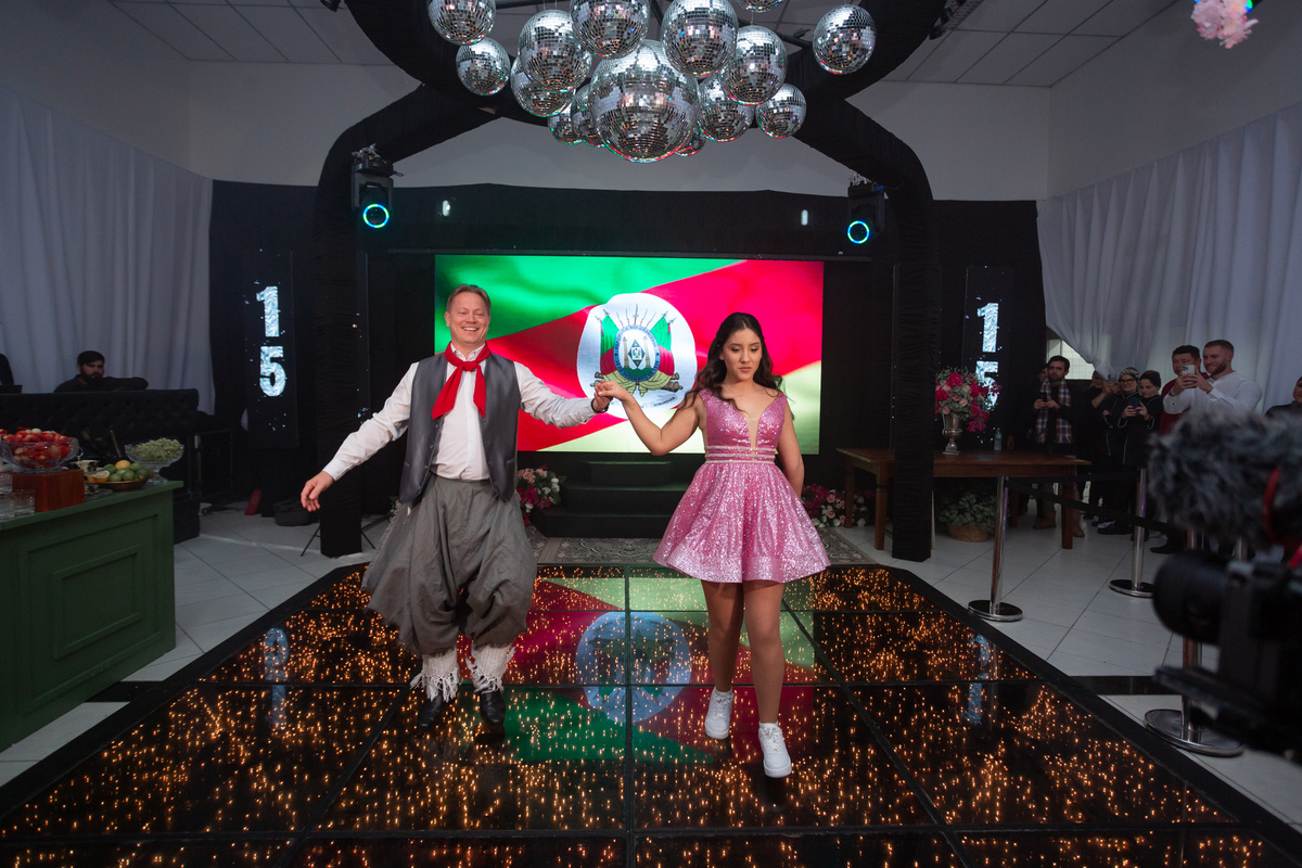 Festa de quinze anos em Torres
Fotografia: Adrielle Peres

Filme: Fred Filmes

Decoração: Só Brilho

Cerimonial: Celebrai 

Som/Luz: Impacto Som

Local: Apae Torres

Doces: Marta Mello/Cacau Show

Beleza: Morgana Magnus

Vestido: Noivas e Casais:
