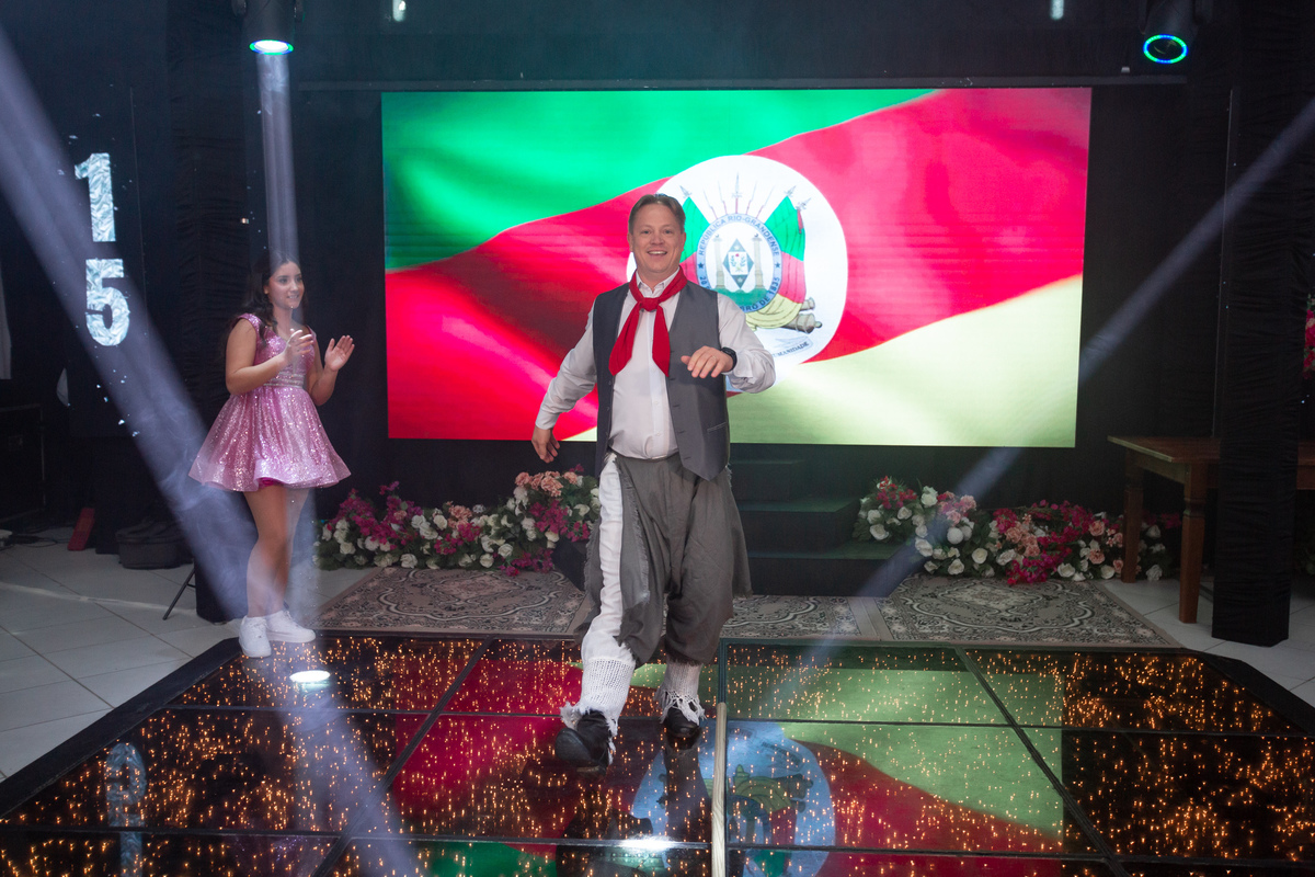 Festa de quinze anos em Torres
Fotografia: Adrielle Peres

Filme: Fred Filmes

Decoração: Só Brilho

Cerimonial: Celebrai 

Som/Luz: Impacto Som

Local: Apae Torres

Doces: Marta Mello/Cacau Show

Beleza: Morgana Magnus

Vestido: Noivas e Casais:
