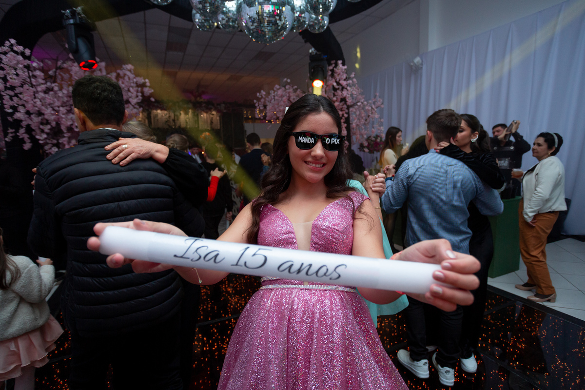 Festa de quinze anos em Torres
Fotografia: Adrielle Peres

Filme: Fred Filmes

Decoração: Só Brilho

Cerimonial: Celebrai 

Som/Luz: Impacto Som

Local: Apae Torres

Doces: Marta Mello/Cacau Show

Beleza: Morgana Magnus

Vestido: Noivas e Casais:
