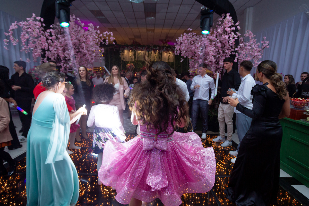 Festa de quinze anos em Torres
Fotografia: Adrielle Peres

Filme: Fred Filmes

Decoração: Só Brilho

Cerimonial: Celebrai 

Som/Luz: Impacto Som

Local: Apae Torres

Doces: Marta Mello/Cacau Show

Beleza: Morgana Magnus

Vestido: Noivas e Casais:
