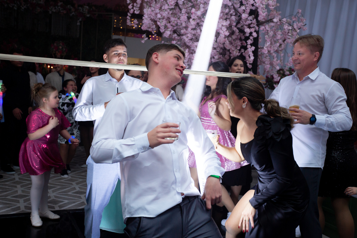 Festa de quinze anos em Torres
Fotografia: Adrielle Peres

Filme: Fred Filmes

Decoração: Só Brilho

Cerimonial: Celebrai 

Som/Luz: Impacto Som

Local: Apae Torres

Doces: Marta Mello/Cacau Show

Beleza: Morgana Magnus

Vestido: Noivas e Casais:
