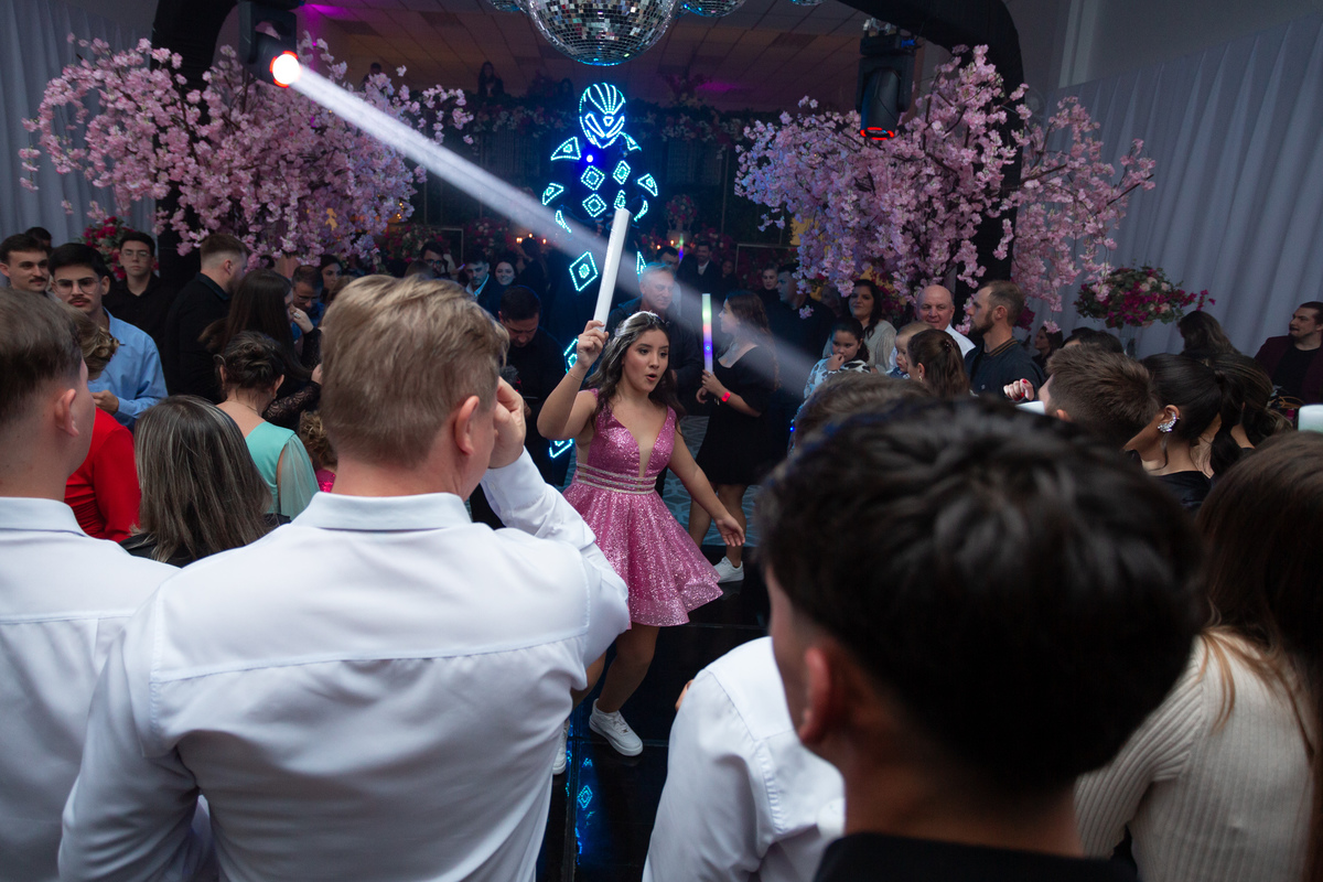 Festa de quinze anos em Torres
Fotografia: Adrielle Peres

Filme: Fred Filmes

Decoração: Só Brilho

Cerimonial: Celebrai 

Som/Luz: Impacto Som

Local: Apae Torres

Doces: Marta Mello/Cacau Show

Beleza: Morgana Magnus

Vestido: Noivas e Casais:
