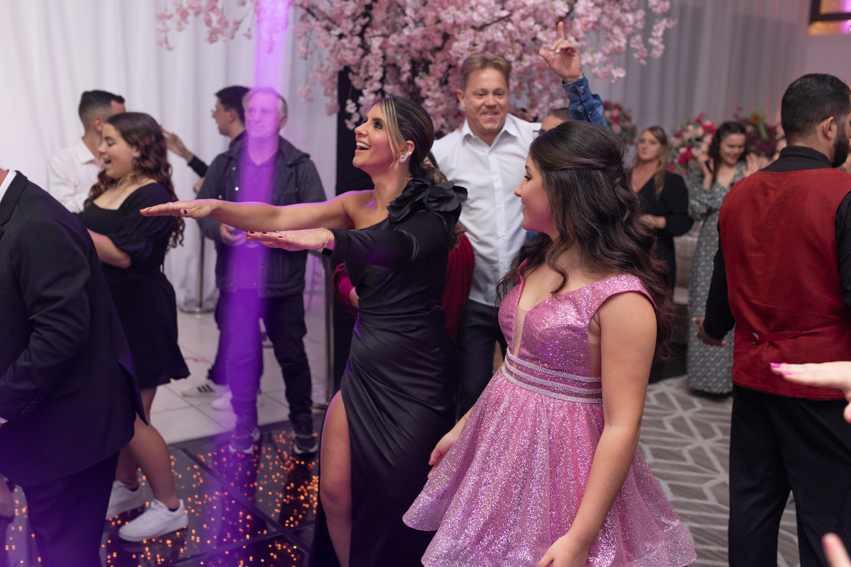 Festa de quinze anos em Torres
Fotografia: Adrielle Peres

Filme: Fred Filmes

Decoração: Só Brilho

Cerimonial: Celebrai 

Som/Luz: Impacto Som

Local: Apae Torres

Doces: Marta Mello/Cacau Show

Beleza: Morgana Magnus

Vestido: Noivas e Casais:
