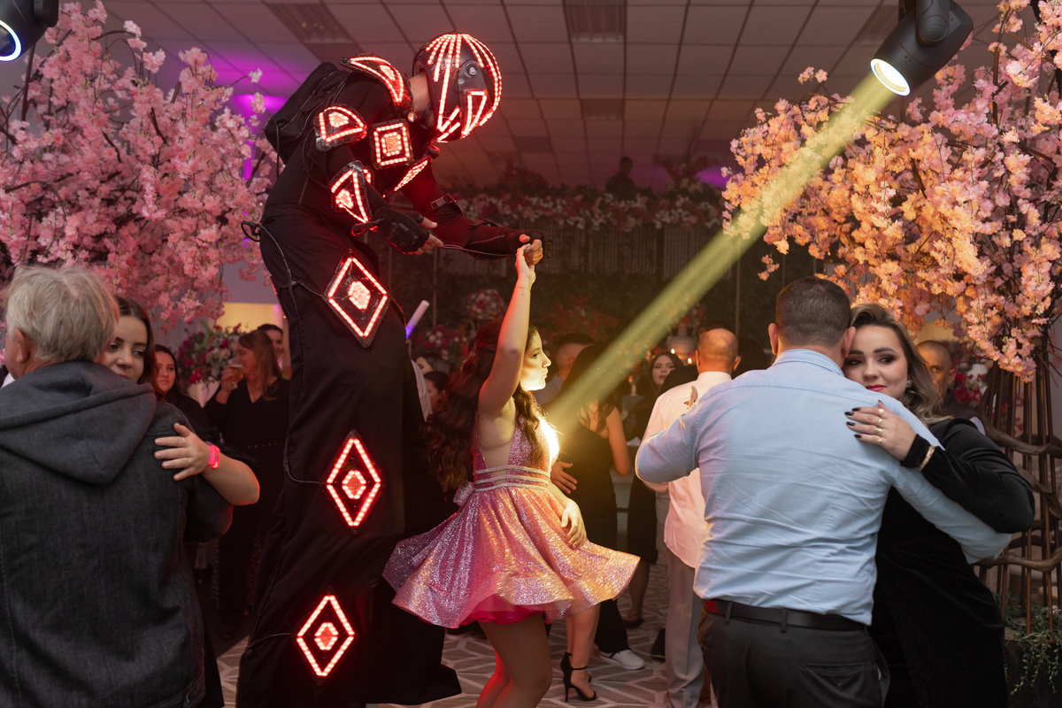 Festa de quinze anos em Torres
Fotografia: Adrielle Peres

Filme: Fred Filmes

Decoração: Só Brilho

Cerimonial: Celebrai 

Som/Luz: Impacto Som

Local: Apae Torres

Doces: Marta Mello/Cacau Show

Beleza: Morgana Magnus

Vestido: Noivas e Casais:
