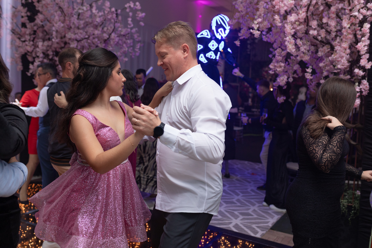 Festa de quinze anos em Torres
Fotografia: Adrielle Peres

Filme: Fred Filmes

Decoração: Só Brilho

Cerimonial: Celebrai 

Som/Luz: Impacto Som

Local: Apae Torres

Doces: Marta Mello/Cacau Show

Beleza: Morgana Magnus

Vestido: Noivas e Casais:
