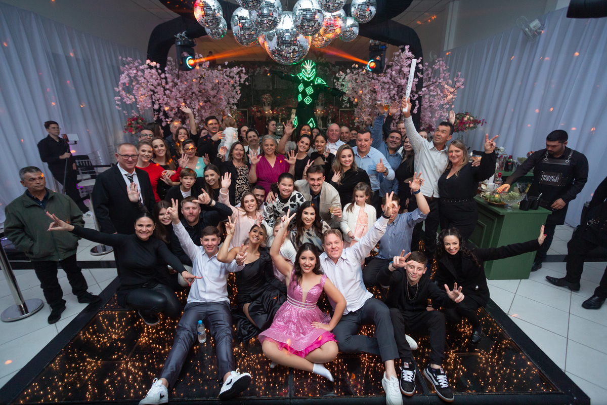 Festa de quinze anos em Torres
Fotografia: Adrielle Peres

Filme: Fred Filmes

Decoração: Só Brilho

Cerimonial: Celebrai 

Som/Luz: Impacto Som

Local: Apae Torres

Doces: Marta Mello/Cacau Show

Beleza: Morgana Magnus

Vestido: Noivas e Casais:
