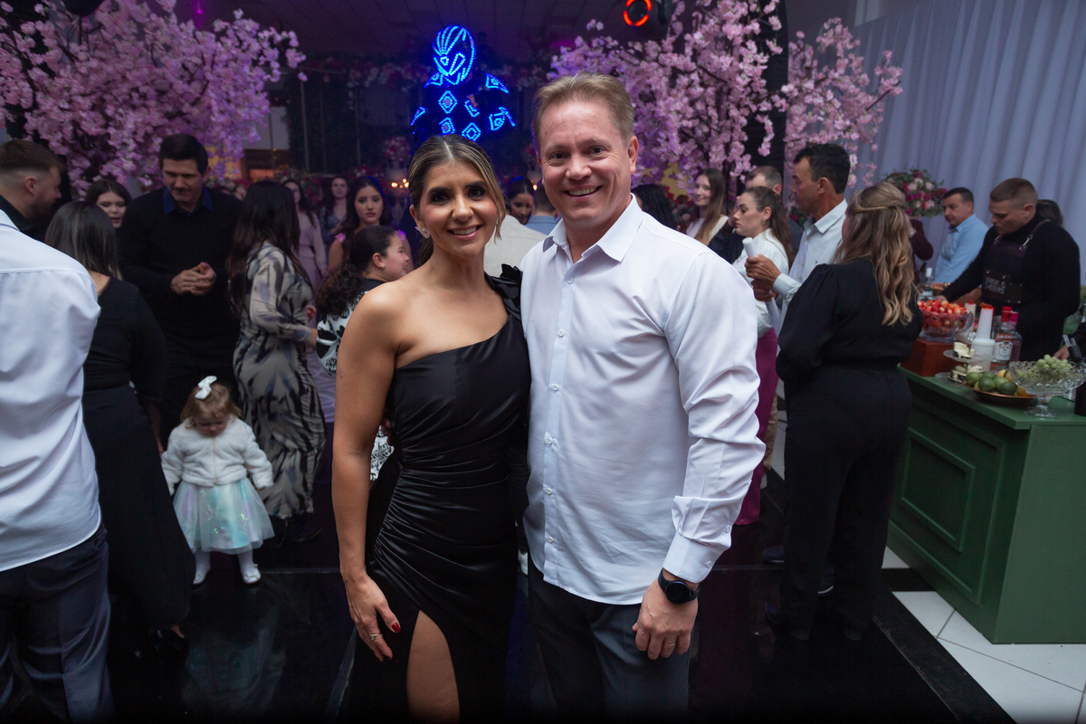 Festa de quinze anos em Torres
Fotografia: Adrielle Peres

Filme: Fred Filmes

Decoração: Só Brilho

Cerimonial: Celebrai 

Som/Luz: Impacto Som

Local: Apae Torres

Doces: Marta Mello/Cacau Show

Beleza: Morgana Magnus

Vestido: Noivas e Casais:
