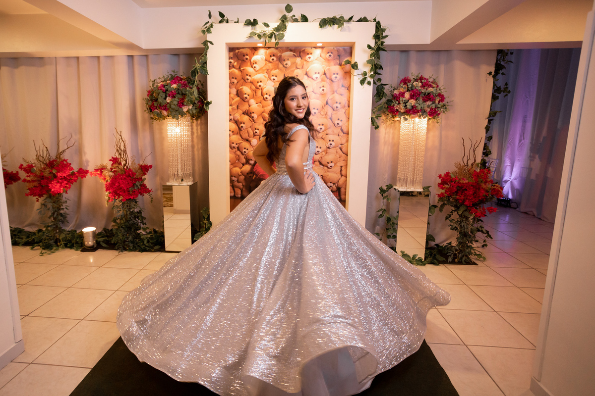 Festa de quinze anos em Torres
Fotografia: Adrielle Peres

Filme: Fred Filmes

Decoração: Só Brilho

Cerimonial: Celebrai 

Som/Luz: Impacto Som

Local: Apae Torres

Doces: Marta Mello/Cacau Show

Beleza: Morgana Magnus

Vestido: Noivas e Casais:
