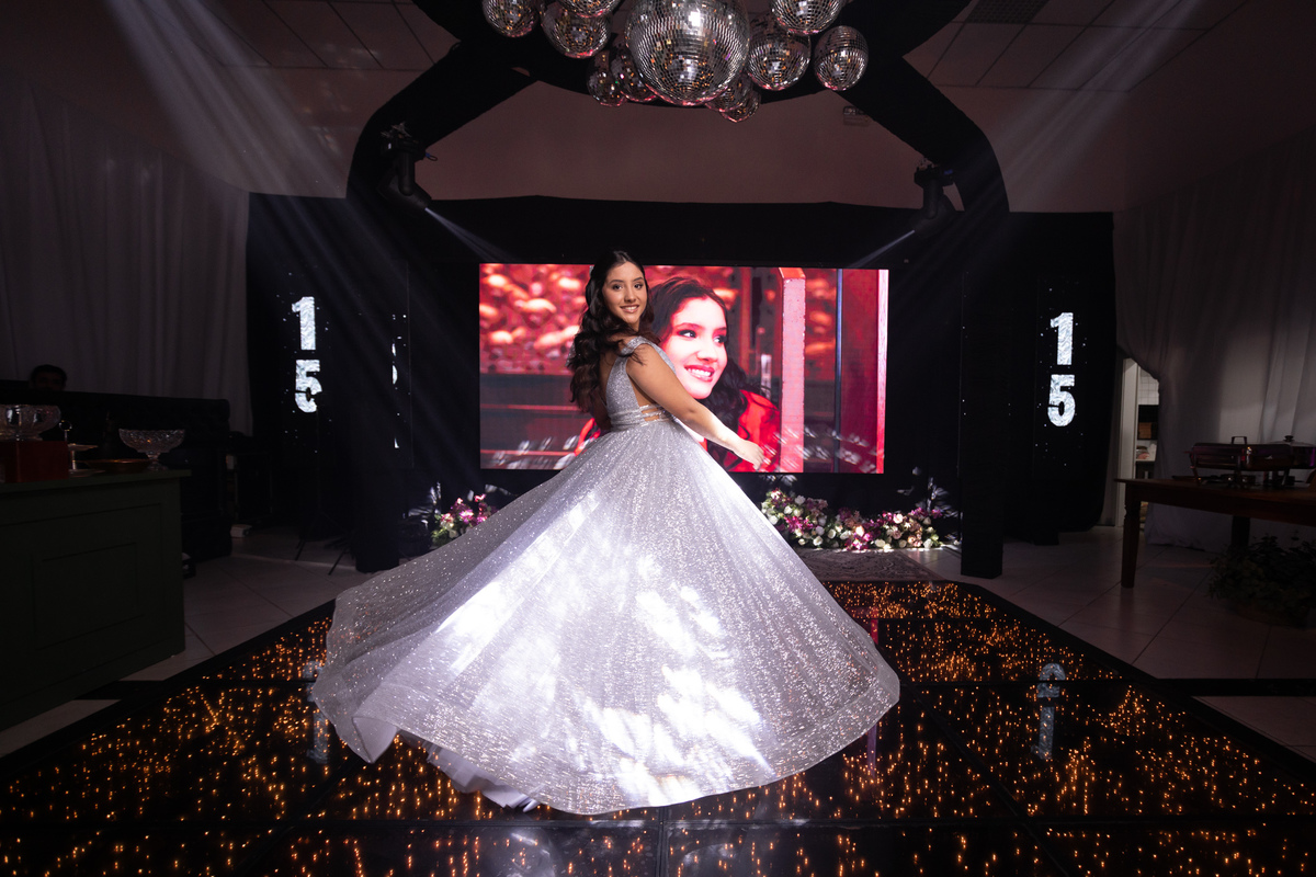 Festa de quinze anos em Torres
Fotografia: Adrielle Peres

Filme: Fred Filmes

Decoração: Só Brilho

Cerimonial: Celebrai 

Som/Luz: Impacto Som

Local: Apae Torres

Doces: Marta Mello/Cacau Show

Beleza: Morgana Magnus

Vestido: Noivas e Casais:
