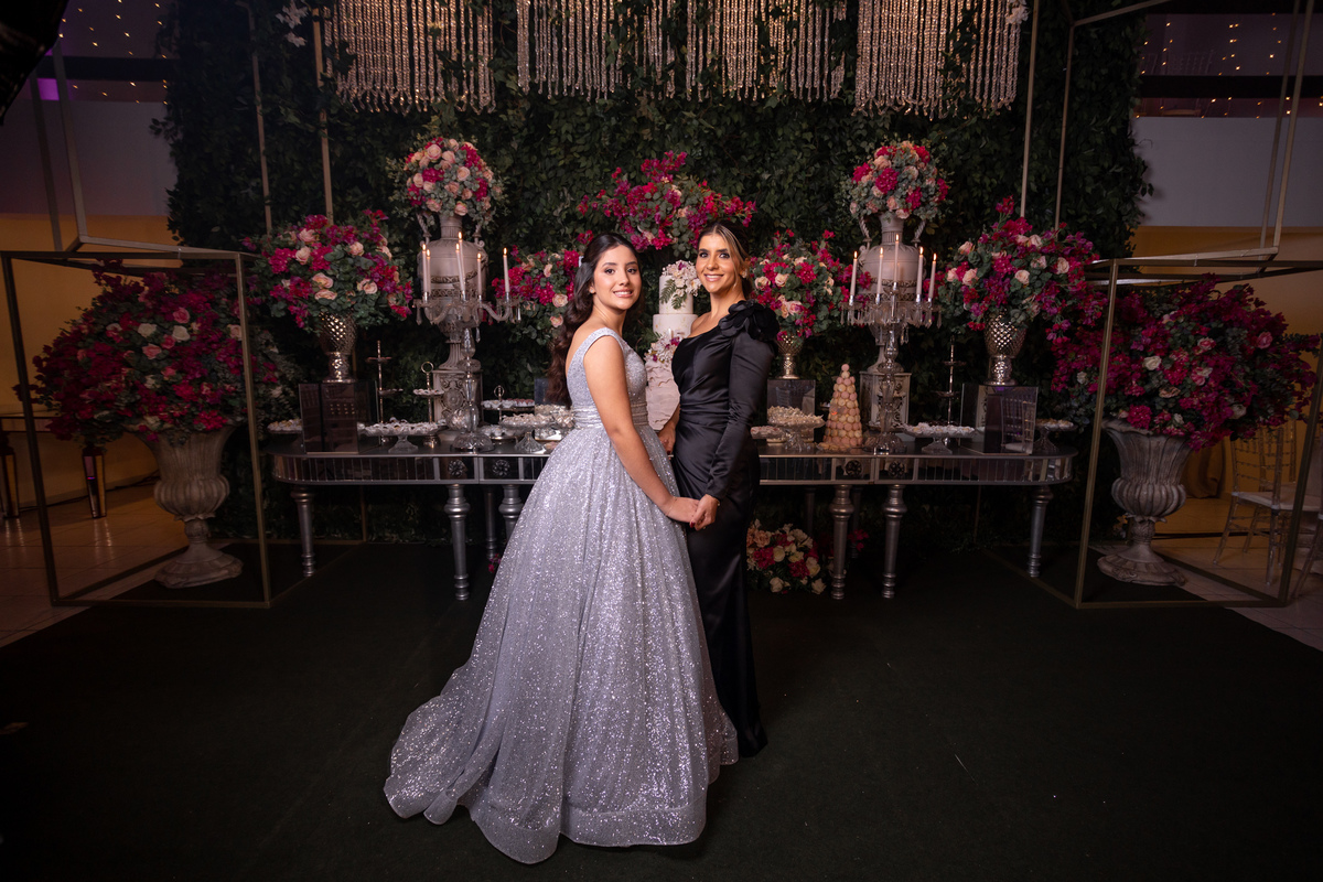 Festa de quinze anos em Torres
Fotografia: Adrielle Peres

Filme: Fred Filmes

Decoração: Só Brilho

Cerimonial: Celebrai 

Som/Luz: Impacto Som

Local: Apae Torres

Doces: Marta Mello/Cacau Show

Beleza: Morgana Magnus

Vestido: Noivas e Casais:
