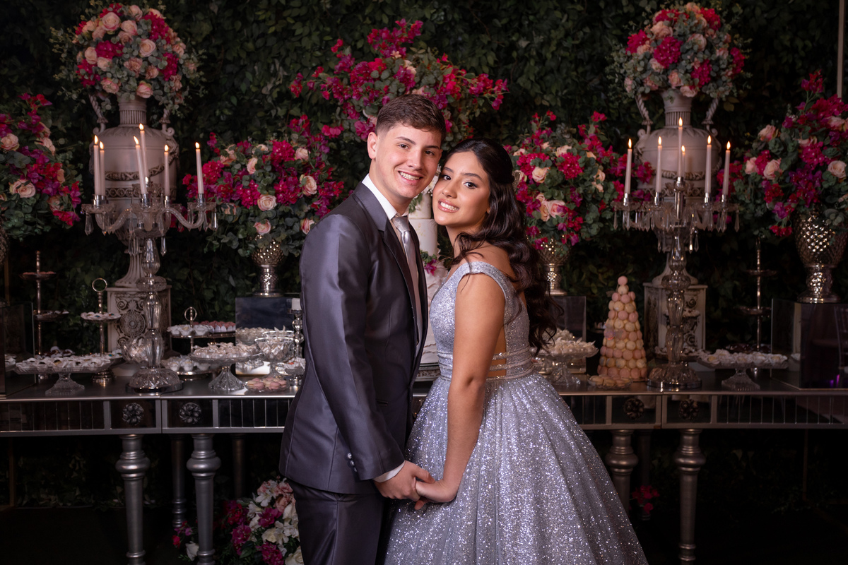 Festa de quinze anos em Torres
Fotografia: Adrielle Peres

Filme: Fred Filmes

Decoração: Só Brilho

Cerimonial: Celebrai 

Som/Luz: Impacto Som

Local: Apae Torres

Doces: Marta Mello/Cacau Show

Beleza: Morgana Magnus

Vestido: Noivas e Casais:
