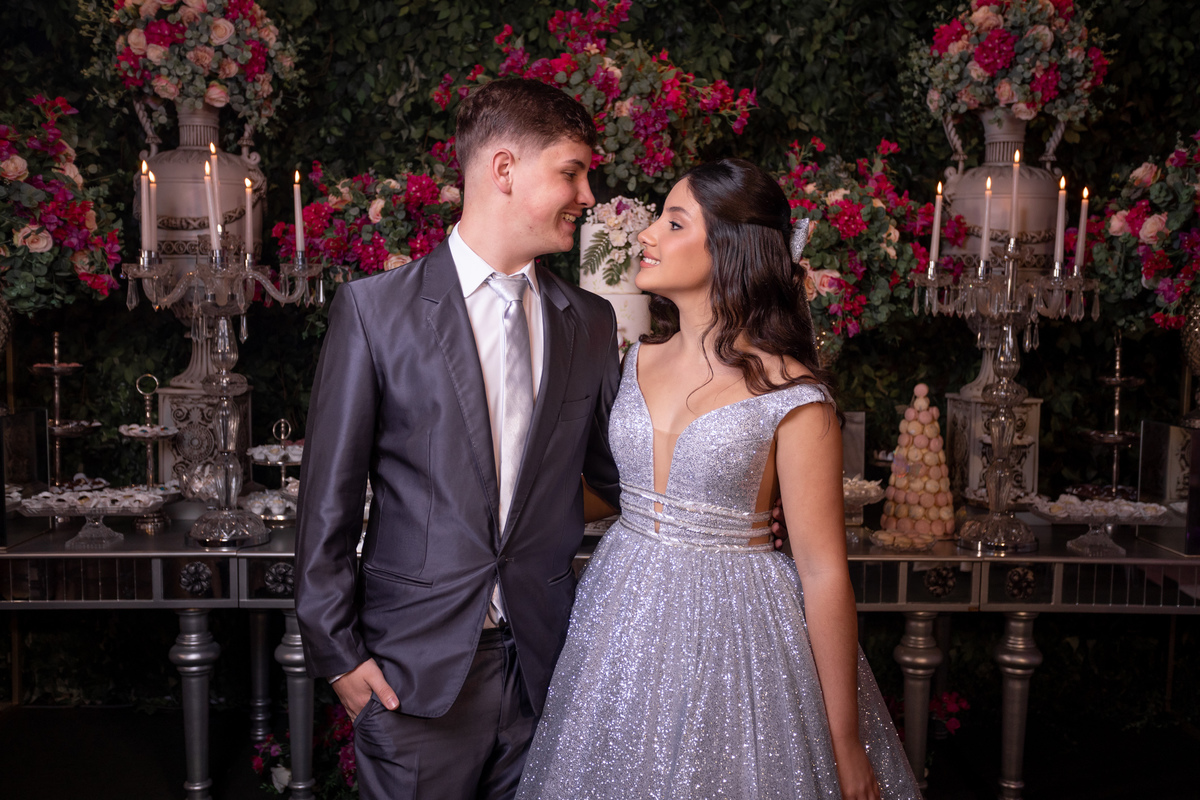 Festa de quinze anos em Torres
Fotografia: Adrielle Peres

Filme: Fred Filmes

Decoração: Só Brilho

Cerimonial: Celebrai 

Som/Luz: Impacto Som

Local: Apae Torres

Doces: Marta Mello/Cacau Show

Beleza: Morgana Magnus

Vestido: Noivas e Casais:
