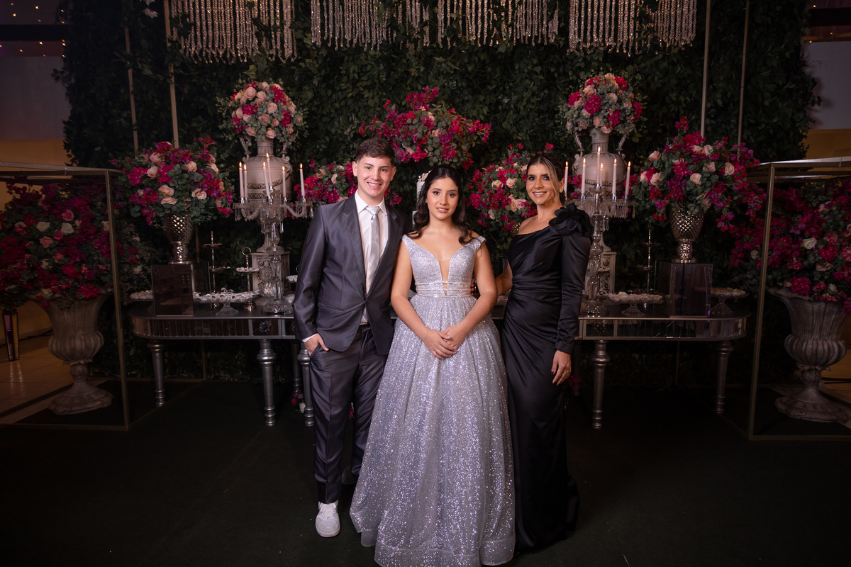 Festa de quinze anos em Torres
Fotografia: Adrielle Peres

Filme: Fred Filmes

Decoração: Só Brilho

Cerimonial: Celebrai 

Som/Luz: Impacto Som

Local: Apae Torres

Doces: Marta Mello/Cacau Show

Beleza: Morgana Magnus

Vestido: Noivas e Casais:
