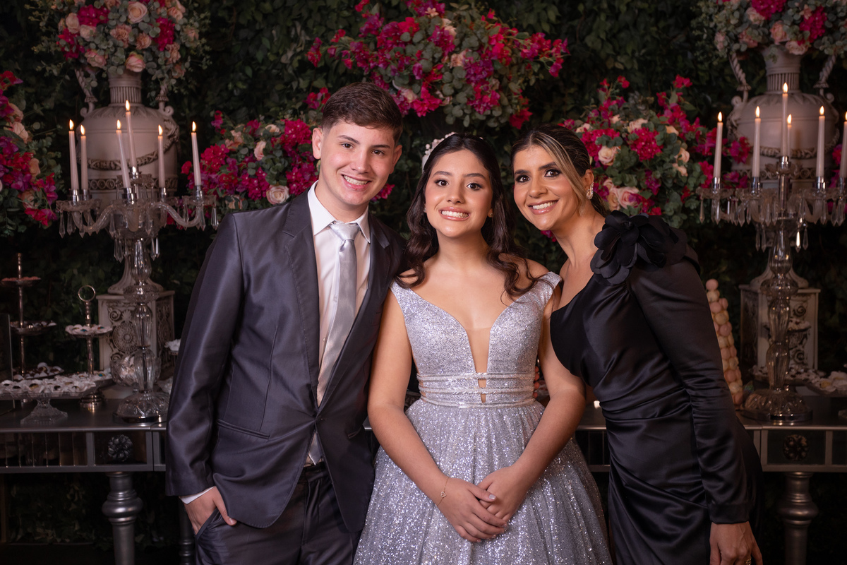 Festa de quinze anos em Torres
Fotografia: Adrielle Peres

Filme: Fred Filmes

Decoração: Só Brilho

Cerimonial: Celebrai 

Som/Luz: Impacto Som

Local: Apae Torres

Doces: Marta Mello/Cacau Show

Beleza: Morgana Magnus

Vestido: Noivas e Casais:
