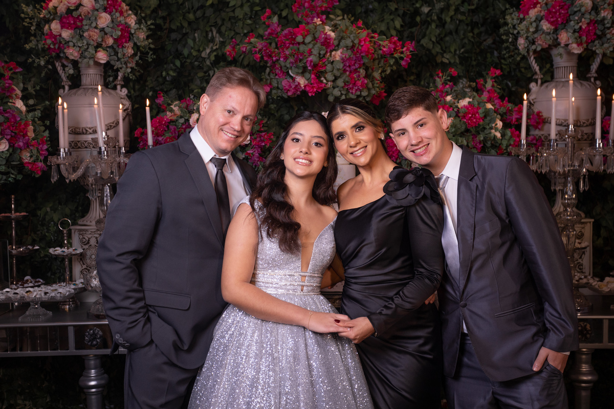 Festa de quinze anos em Torres
Fotografia: Adrielle Peres

Filme: Fred Filmes

Decoração: Só Brilho

Cerimonial: Celebrai 

Som/Luz: Impacto Som

Local: Apae Torres

Doces: Marta Mello/Cacau Show

Beleza: Morgana Magnus

Vestido: Noivas e Casais:
