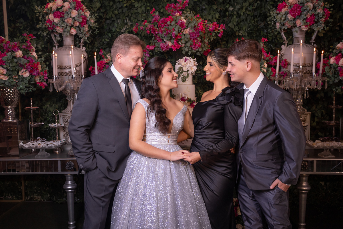 Festa de quinze anos em Torres
Fotografia: Adrielle Peres

Filme: Fred Filmes

Decoração: Só Brilho

Cerimonial: Celebrai 

Som/Luz: Impacto Som

Local: Apae Torres

Doces: Marta Mello/Cacau Show

Beleza: Morgana Magnus

Vestido: Noivas e Casais:
