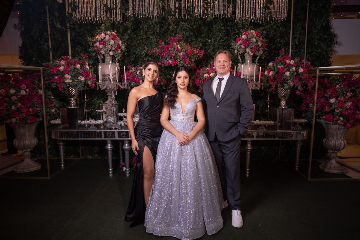 Festa de quinze anos em Torres
Fotografia: Adrielle Peres

Filme: Fred Filmes

Decoração: Só Brilho

Cerimonial: Celebrai 

Som/Luz: Impacto Som

Local: Apae Torres

Doces: Marta Mello/Cacau Show

Beleza: Morgana Magnus

Vestido: Noivas e Casais:
