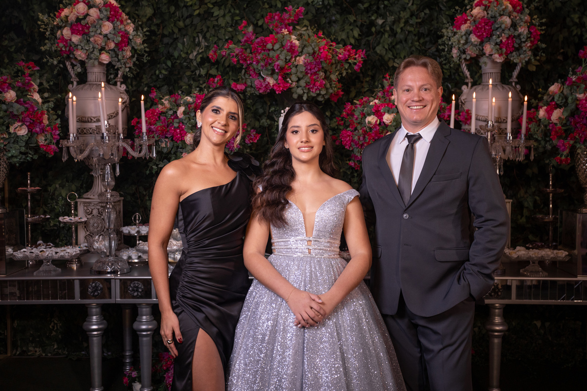 Festa de quinze anos em Torres
Fotografia: Adrielle Peres

Filme: Fred Filmes

Decoração: Só Brilho

Cerimonial: Celebrai 

Som/Luz: Impacto Som

Local: Apae Torres

Doces: Marta Mello/Cacau Show

Beleza: Morgana Magnus

Vestido: Noivas e Casais:
