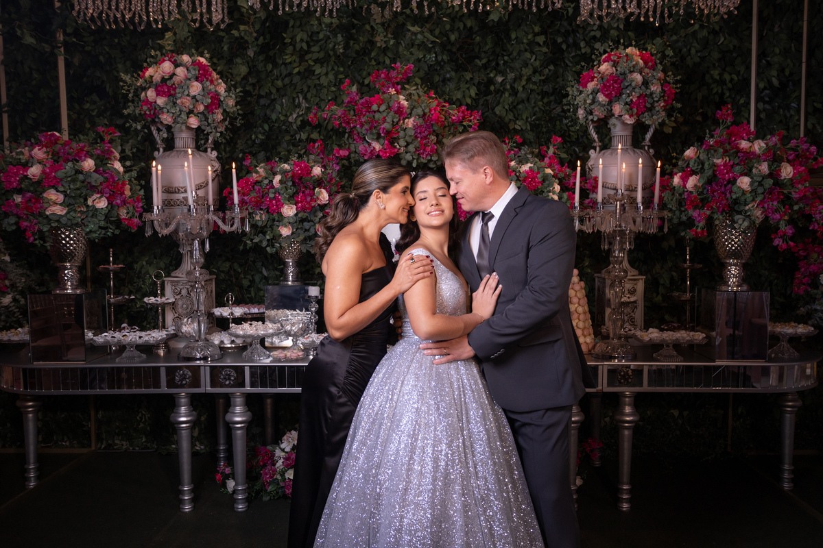 Festa de quinze anos em Torres
Fotografia: Adrielle Peres

Filme: Fred Filmes

Decoração: Só Brilho

Cerimonial: Celebrai 

Som/Luz: Impacto Som

Local: Apae Torres

Doces: Marta Mello/Cacau Show

Beleza: Morgana Magnus

Vestido: Noivas e Casais:
