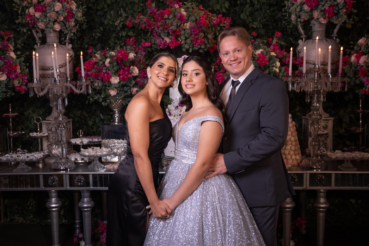 Festa de quinze anos em Torres
Fotografia: Adrielle Peres

Filme: Fred Filmes

Decoração: Só Brilho

Cerimonial: Celebrai 

Som/Luz: Impacto Som

Local: Apae Torres

Doces: Marta Mello/Cacau Show

Beleza: Morgana Magnus

Vestido: Noivas e Casais:
