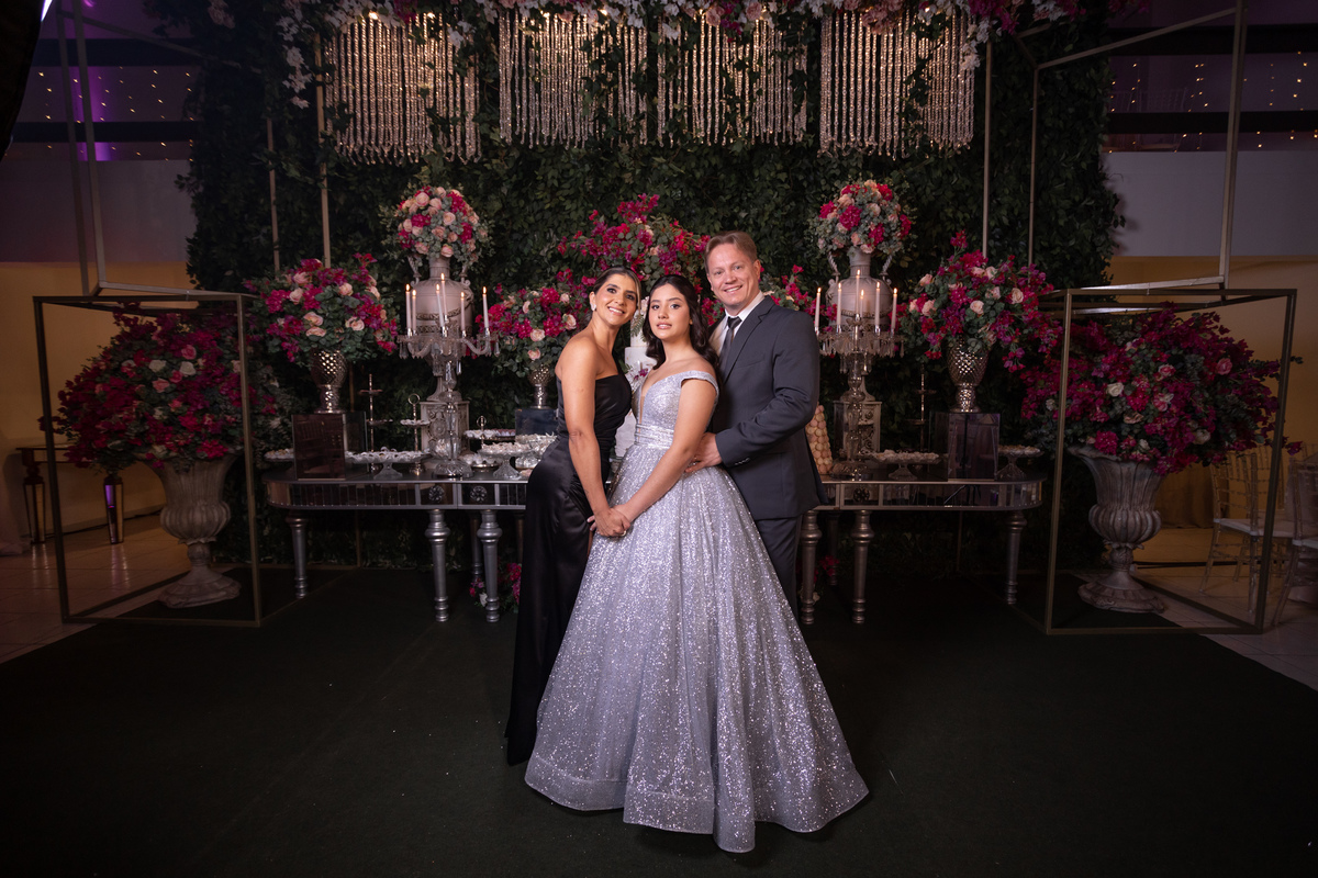 Festa de quinze anos em Torres
Fotografia: Adrielle Peres

Filme: Fred Filmes

Decoração: Só Brilho

Cerimonial: Celebrai 

Som/Luz: Impacto Som

Local: Apae Torres

Doces: Marta Mello/Cacau Show

Beleza: Morgana Magnus

Vestido: Noivas e Casais:
