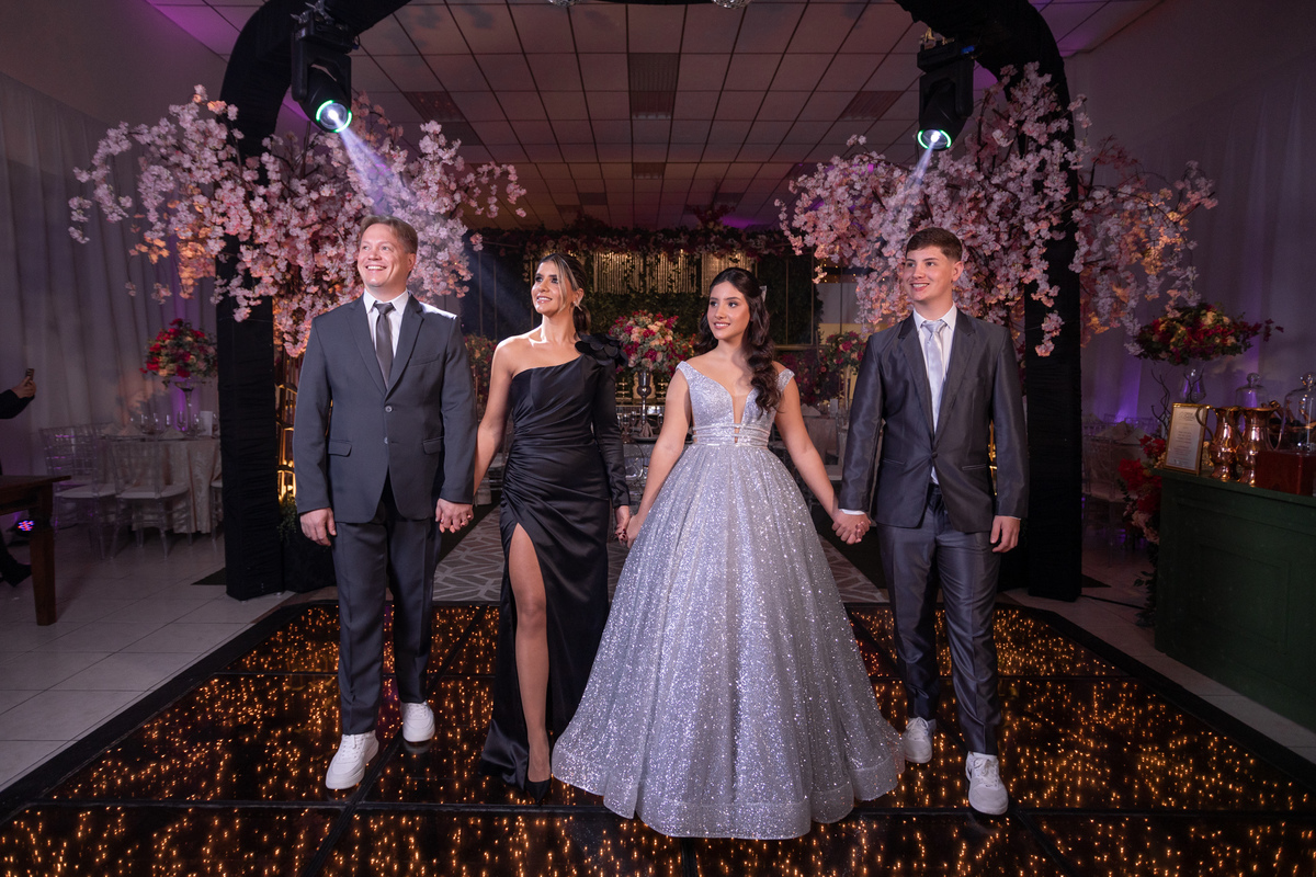 Festa de quinze anos em Torres
Fotografia: Adrielle Peres

Filme: Fred Filmes

Decoração: Só Brilho

Cerimonial: Celebrai 

Som/Luz: Impacto Som

Local: Apae Torres

Doces: Marta Mello/Cacau Show

Beleza: Morgana Magnus

Vestido: Noivas e Casais:
