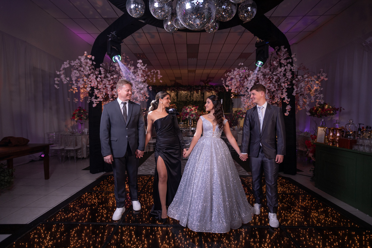 Festa de quinze anos em Torres
Fotografia: Adrielle Peres

Filme: Fred Filmes

Decoração: Só Brilho

Cerimonial: Celebrai 

Som/Luz: Impacto Som

Local: Apae Torres

Doces: Marta Mello/Cacau Show

Beleza: Morgana Magnus

Vestido: Noivas e Casais:
