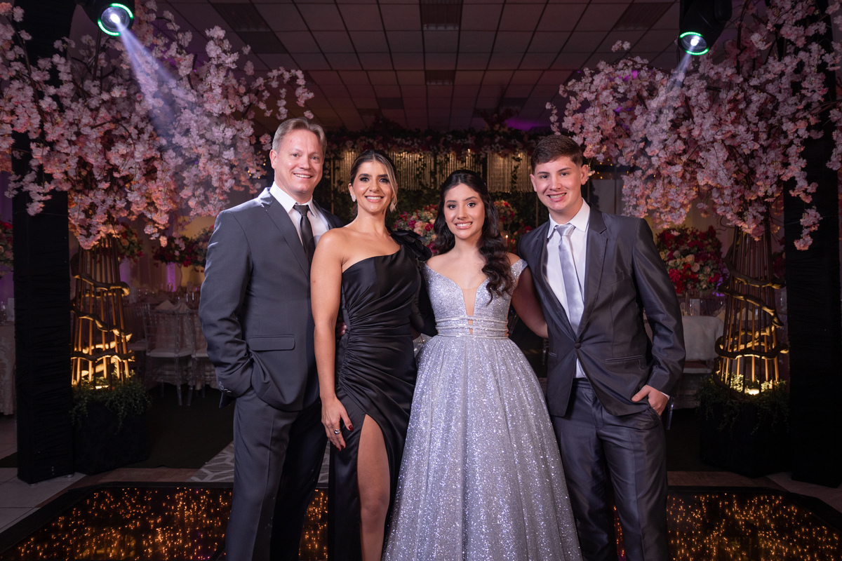 Festa de quinze anos em Torres
Fotografia: Adrielle Peres

Filme: Fred Filmes

Decoração: Só Brilho

Cerimonial: Celebrai 

Som/Luz: Impacto Som

Local: Apae Torres

Doces: Marta Mello/Cacau Show

Beleza: Morgana Magnus

Vestido: Noivas e Casais:
