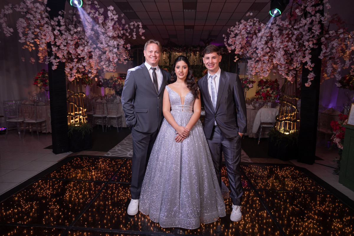 Festa de quinze anos em Torres
Fotografia: Adrielle Peres

Filme: Fred Filmes

Decoração: Só Brilho

Cerimonial: Celebrai 

Som/Luz: Impacto Som

Local: Apae Torres

Doces: Marta Mello/Cacau Show

Beleza: Morgana Magnus

Vestido: Noivas e Casais:
