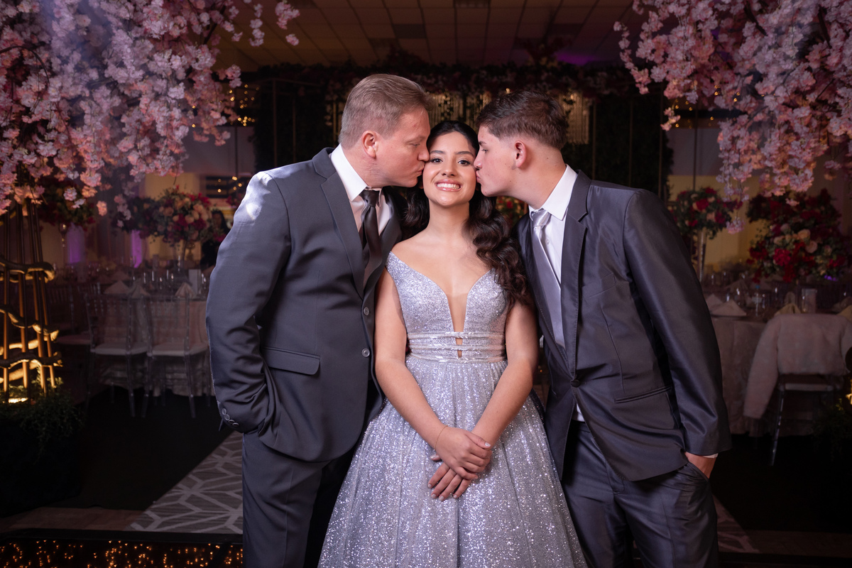 Festa de quinze anos em Torres
Fotografia: Adrielle Peres

Filme: Fred Filmes

Decoração: Só Brilho

Cerimonial: Celebrai 

Som/Luz: Impacto Som

Local: Apae Torres

Doces: Marta Mello/Cacau Show

Beleza: Morgana Magnus

Vestido: Noivas e Casais:
