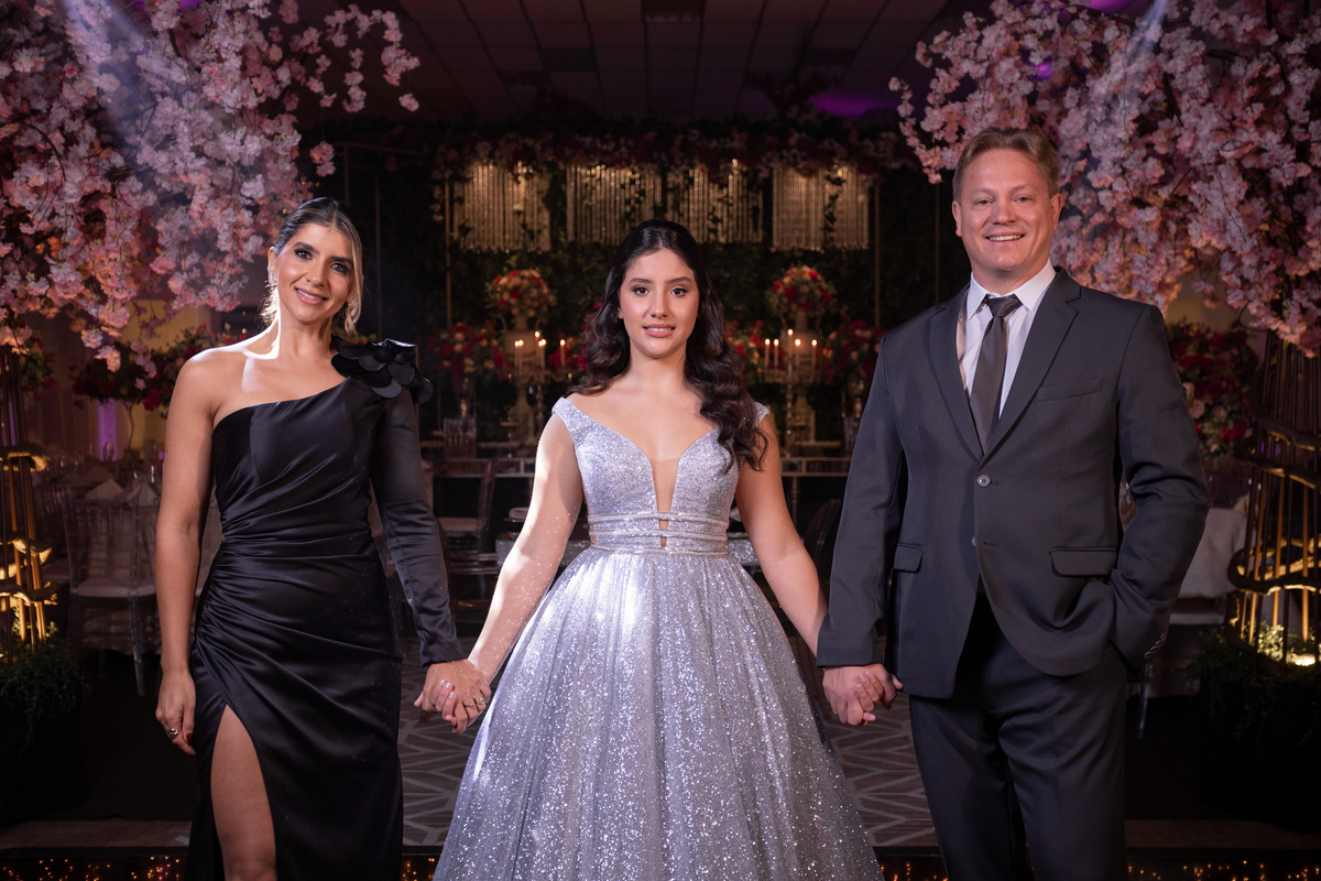 Festa de quinze anos em Torres
Fotografia: Adrielle Peres

Filme: Fred Filmes

Decoração: Só Brilho

Cerimonial: Celebrai 

Som/Luz: Impacto Som

Local: Apae Torres

Doces: Marta Mello/Cacau Show

Beleza: Morgana Magnus

Vestido: Noivas e Casais:
