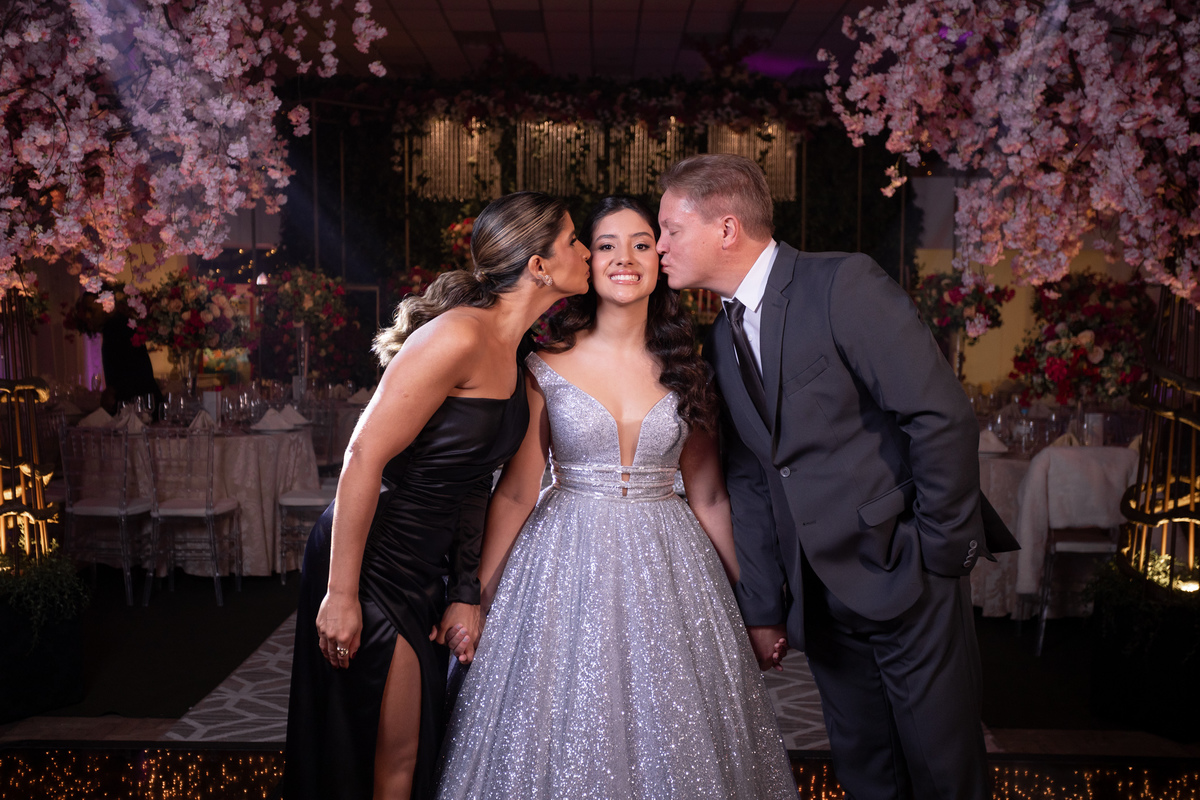 Festa de quinze anos em Torres
Fotografia: Adrielle Peres

Filme: Fred Filmes

Decoração: Só Brilho

Cerimonial: Celebrai 

Som/Luz: Impacto Som

Local: Apae Torres

Doces: Marta Mello/Cacau Show

Beleza: Morgana Magnus

Vestido: Noivas e Casais:
