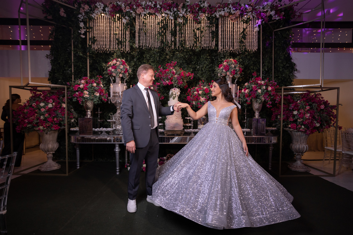 Festa de quinze anos em Torres
Fotografia: Adrielle Peres

Filme: Fred Filmes

Decoração: Só Brilho

Cerimonial: Celebrai 

Som/Luz: Impacto Som

Local: Apae Torres

Doces: Marta Mello/Cacau Show

Beleza: Morgana Magnus

Vestido: Noivas e Casais:
