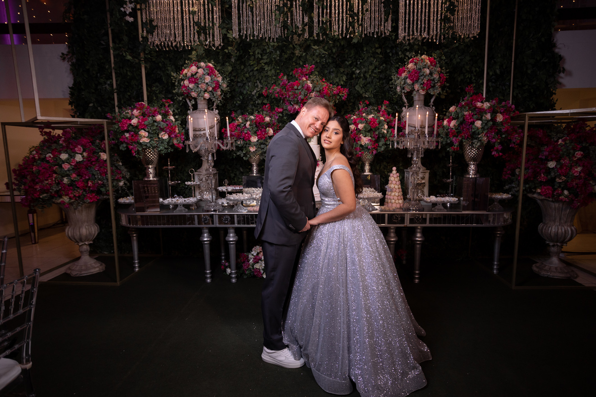 Festa de quinze anos em Torres
Fotografia: Adrielle Peres

Filme: Fred Filmes

Decoração: Só Brilho

Cerimonial: Celebrai 

Som/Luz: Impacto Som

Local: Apae Torres

Doces: Marta Mello/Cacau Show

Beleza: Morgana Magnus

Vestido: Noivas e Casais:
