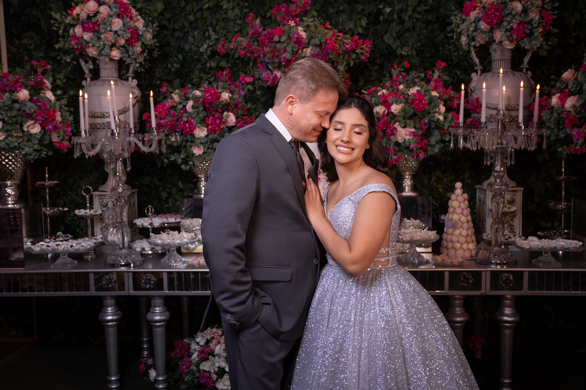 Festa de quinze anos em Torres
Fotografia: Adrielle Peres

Filme: Fred Filmes

Decoração: Só Brilho

Cerimonial: Celebrai 

Som/Luz: Impacto Som

Local: Apae Torres

Doces: Marta Mello/Cacau Show

Beleza: Morgana Magnus

Vestido: Noivas e Casais:
