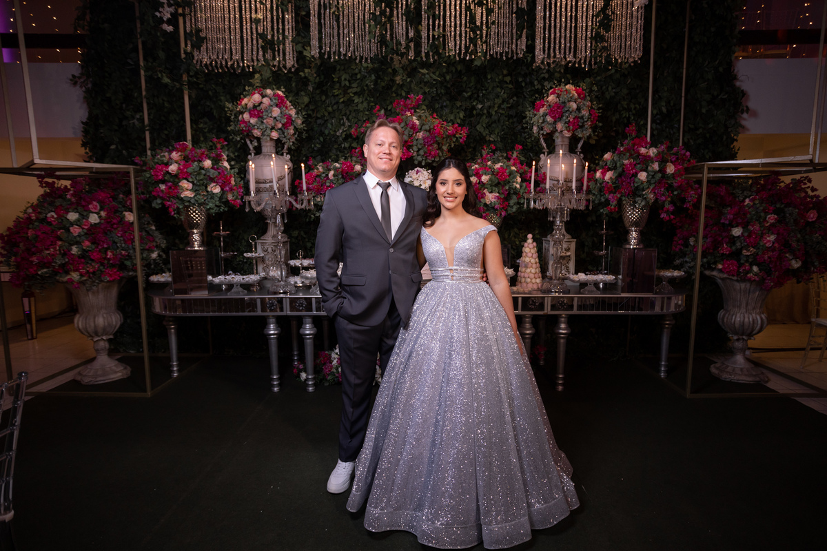 Festa de quinze anos em Torres
Fotografia: Adrielle Peres

Filme: Fred Filmes

Decoração: Só Brilho

Cerimonial: Celebrai 

Som/Luz: Impacto Som

Local: Apae Torres

Doces: Marta Mello/Cacau Show

Beleza: Morgana Magnus

Vestido: Noivas e Casais:
