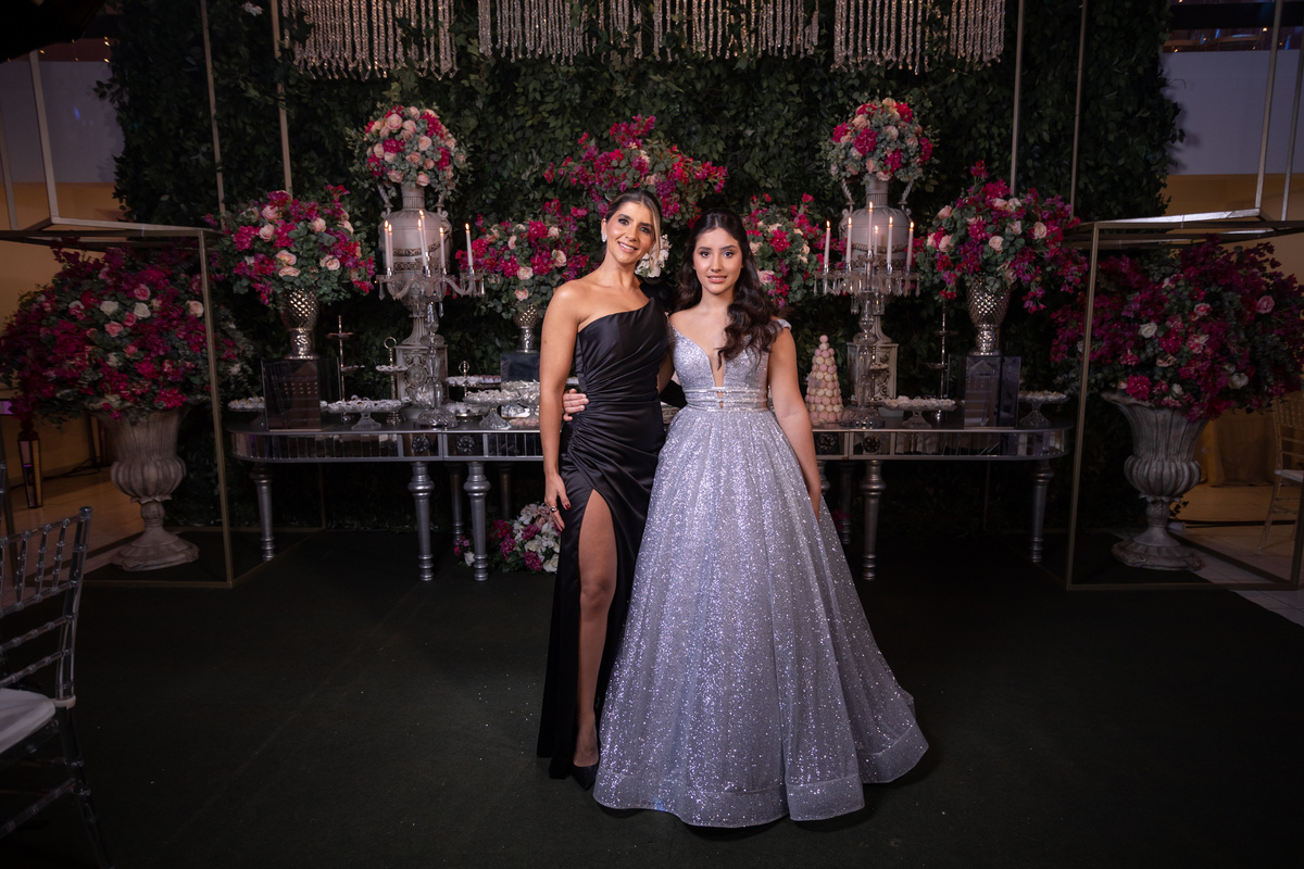 Festa de quinze anos em Torres
Fotografia: Adrielle Peres

Filme: Fred Filmes

Decoração: Só Brilho

Cerimonial: Celebrai 

Som/Luz: Impacto Som

Local: Apae Torres

Doces: Marta Mello/Cacau Show

Beleza: Morgana Magnus

Vestido: Noivas e Casais:
